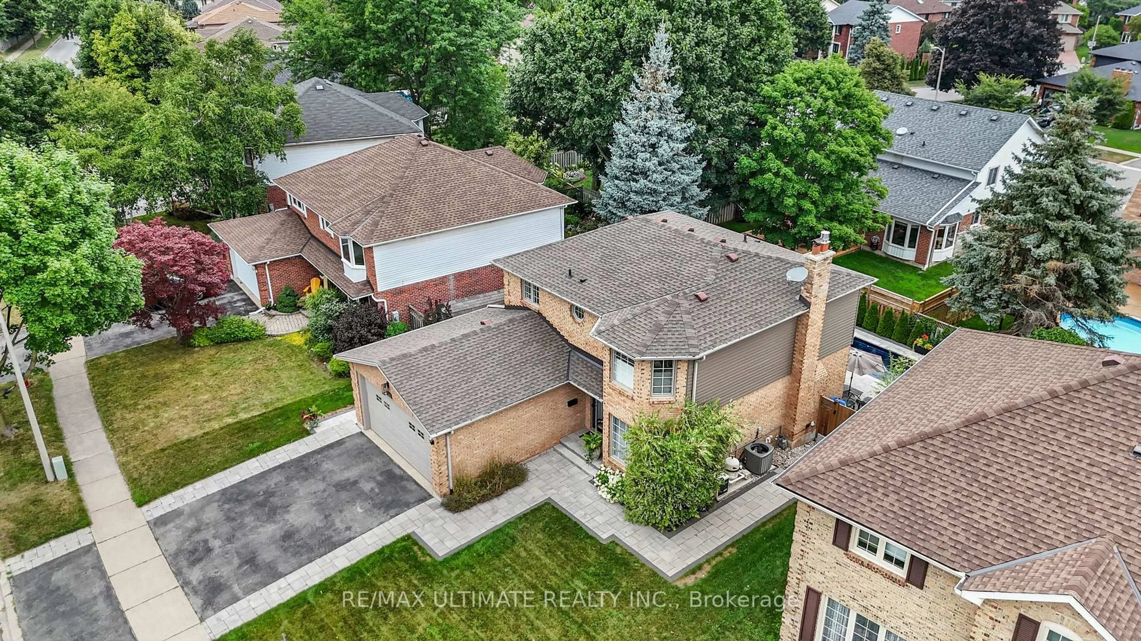 A pic from outside/outdoor area/front of a property/back of a property/a pic from drone, street for 2113 Headon Forest Dr, Burlington Ontario L7M 2W1