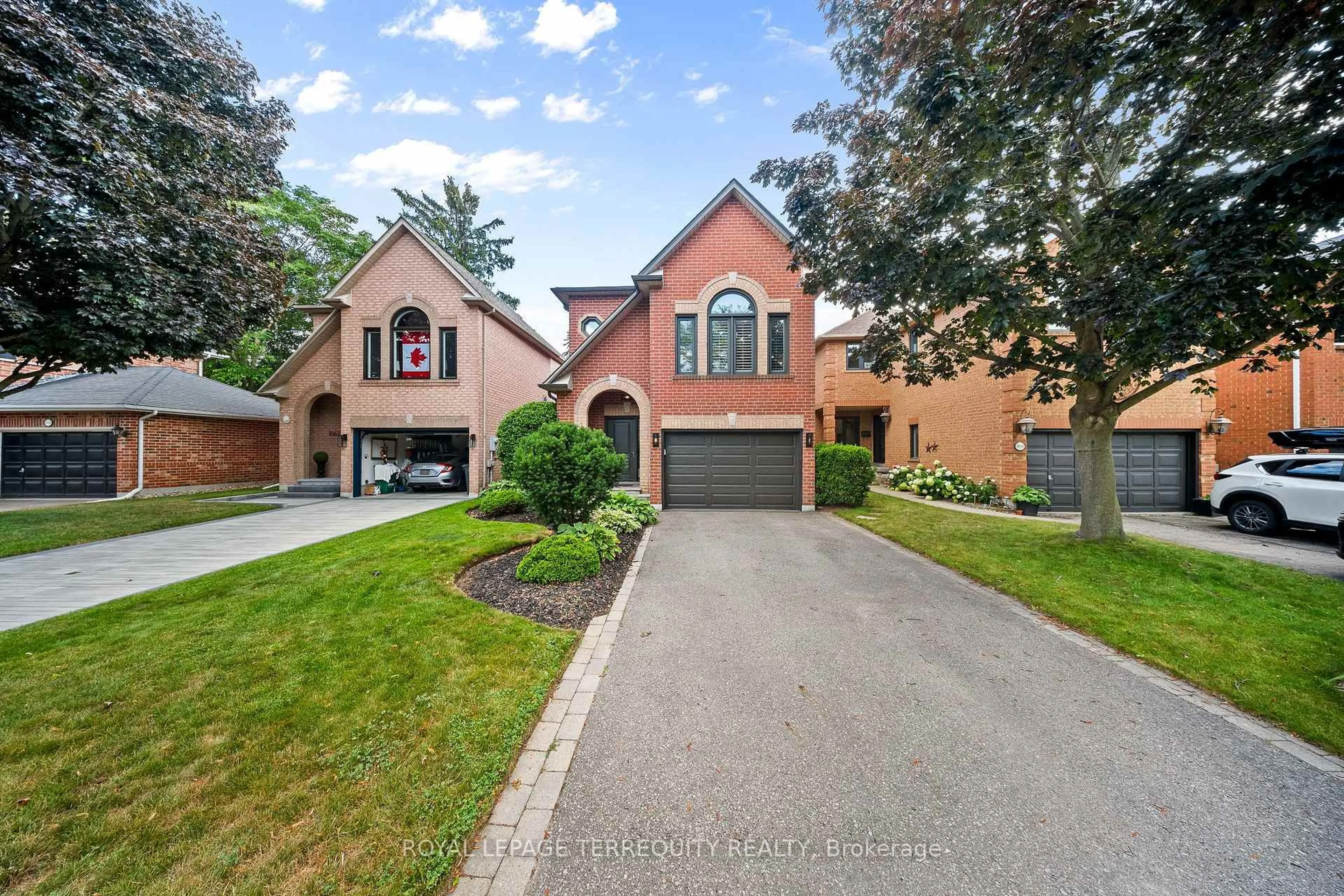Home with brick exterior material, street for 1066 Chateau Crt, Mississauga Ontario L5H 4J8