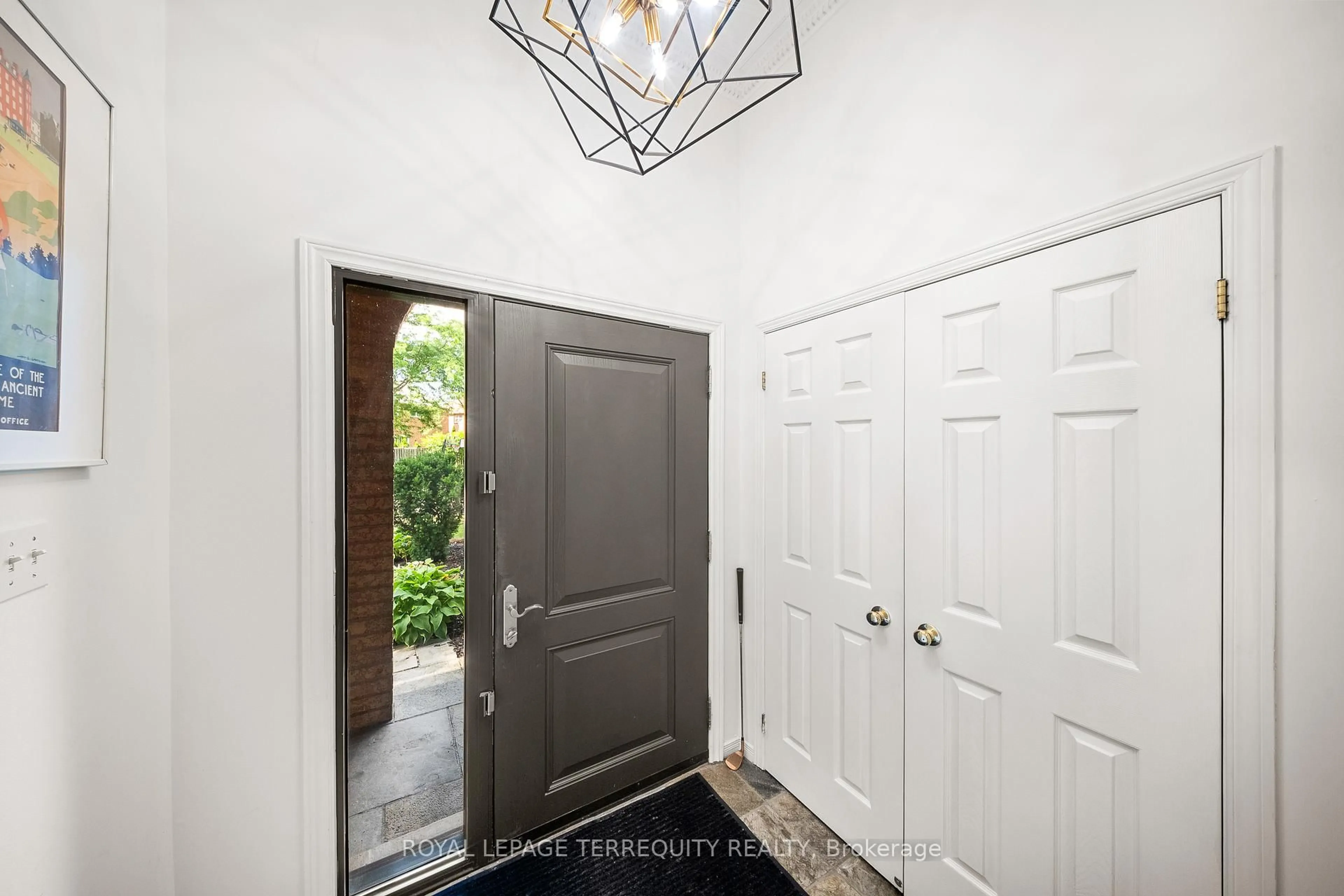 Indoor entryway for 1066 Chateau Crt, Mississauga Ontario L5H 4J8