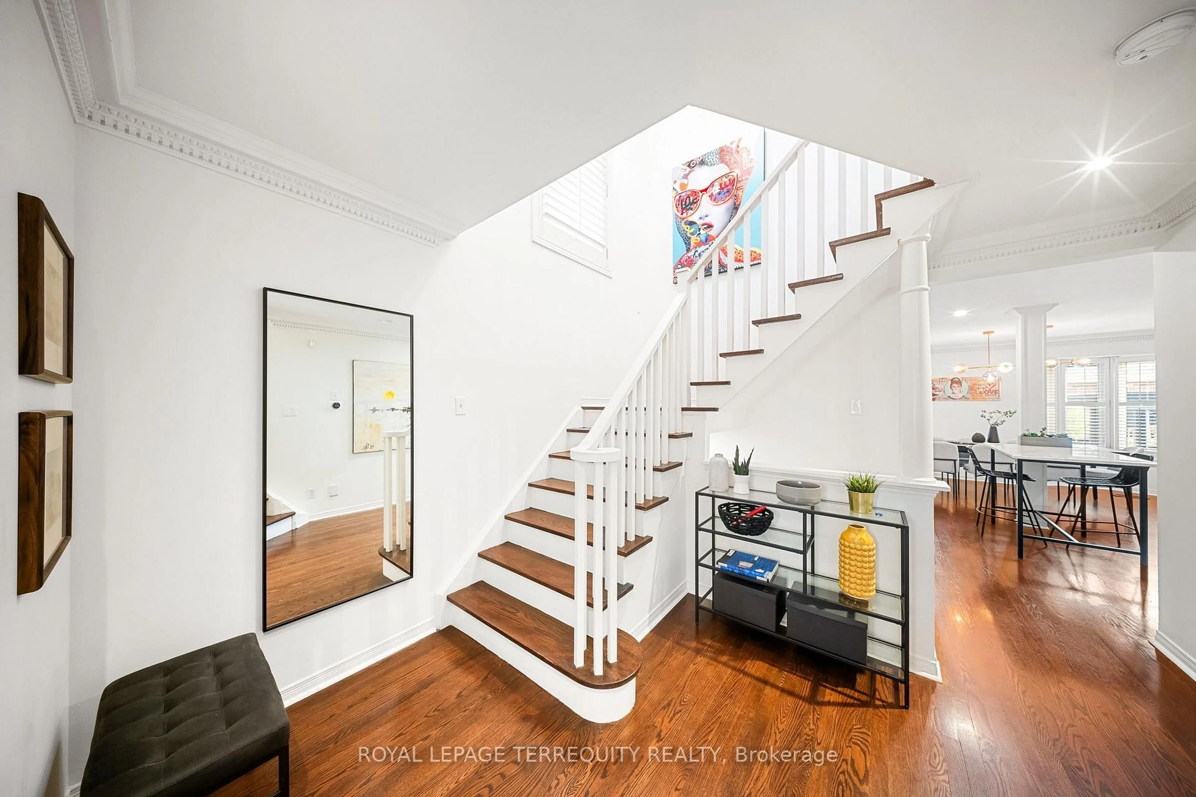 Stairs for 1066 Chateau Crt, Mississauga Ontario L5H 4J8