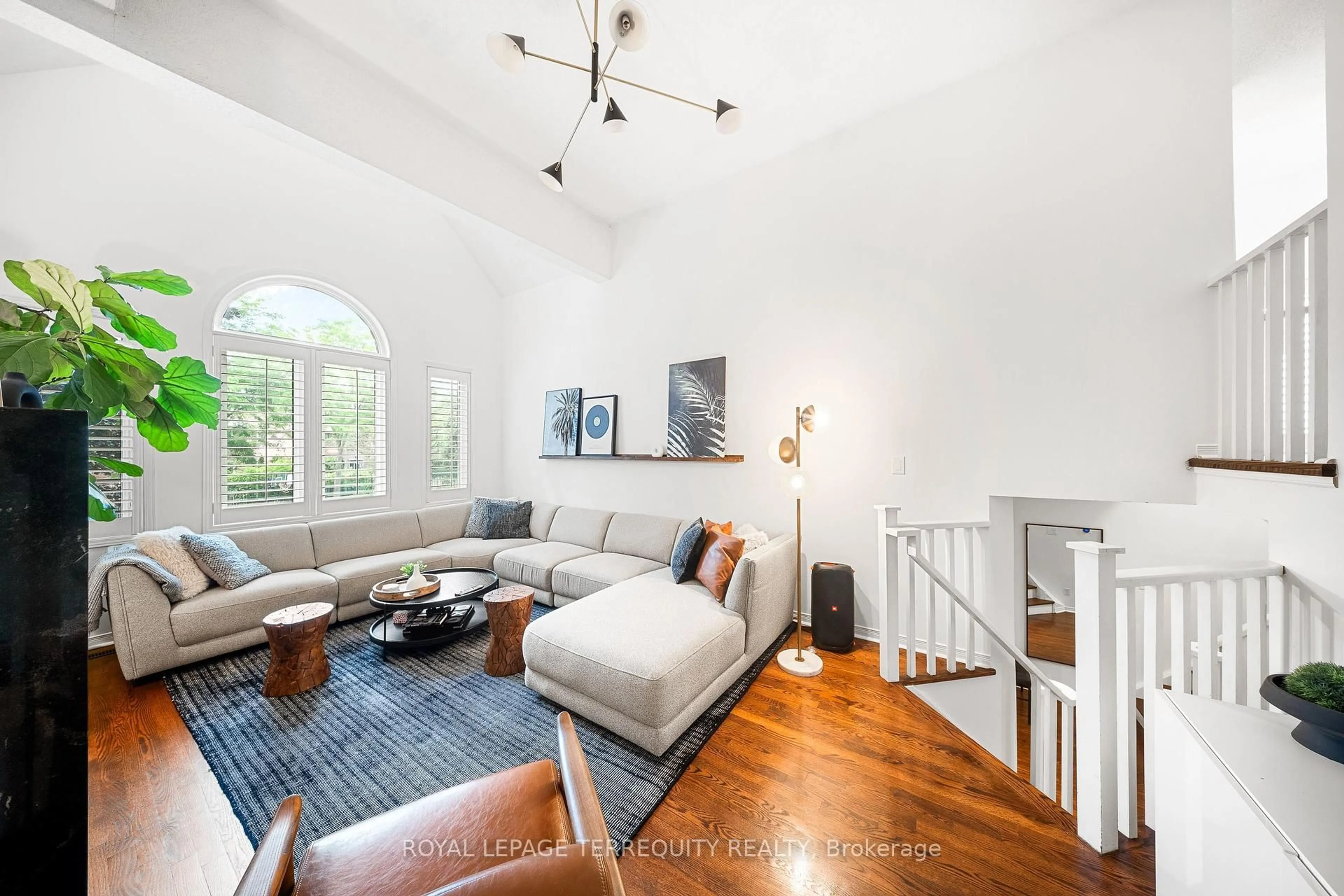 Living room with furniture, unknown for 1066 Chateau Crt, Mississauga Ontario L5H 4J8