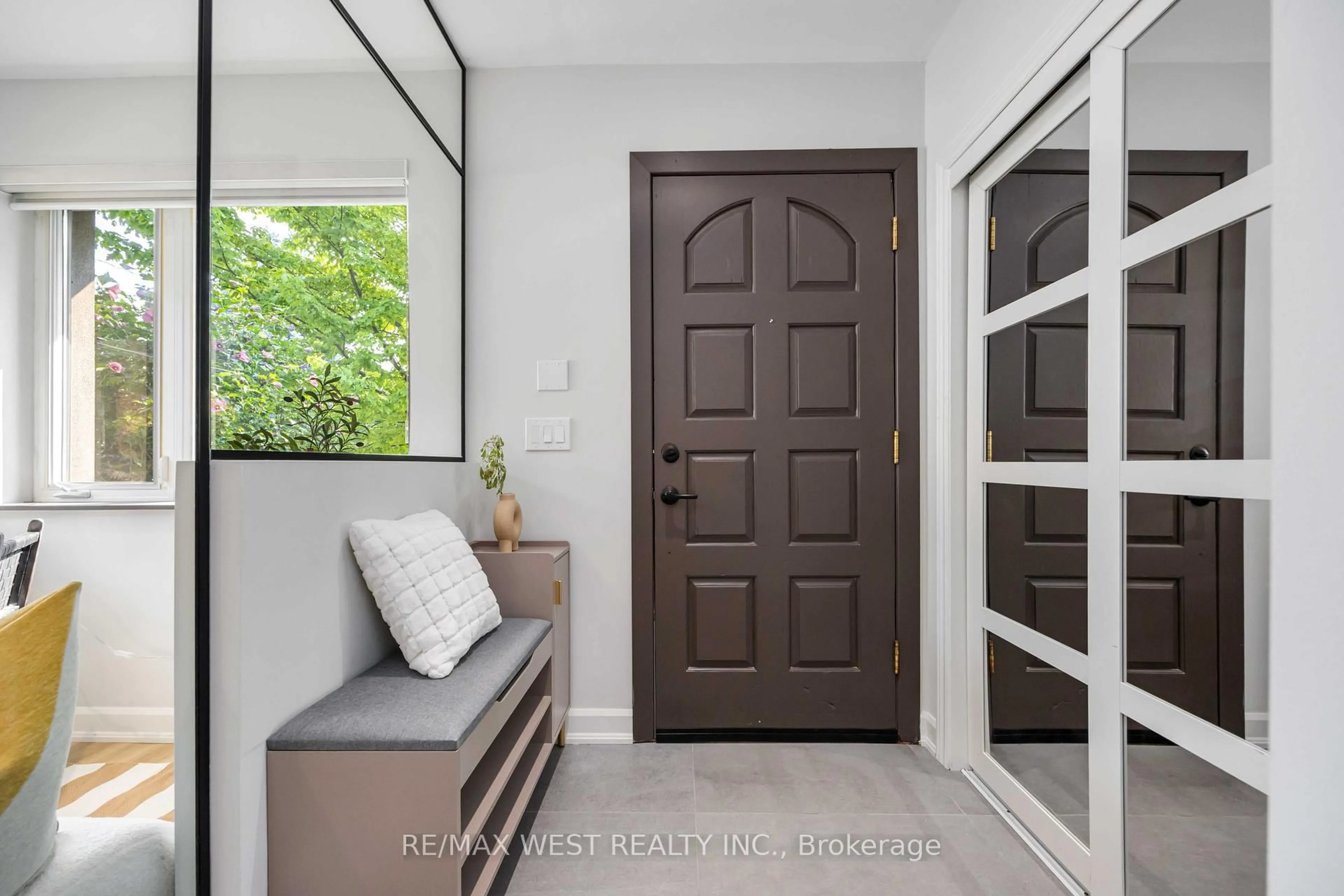 Indoor entryway for 80 Thirty Ninth St, Toronto Ontario M8W 3M7