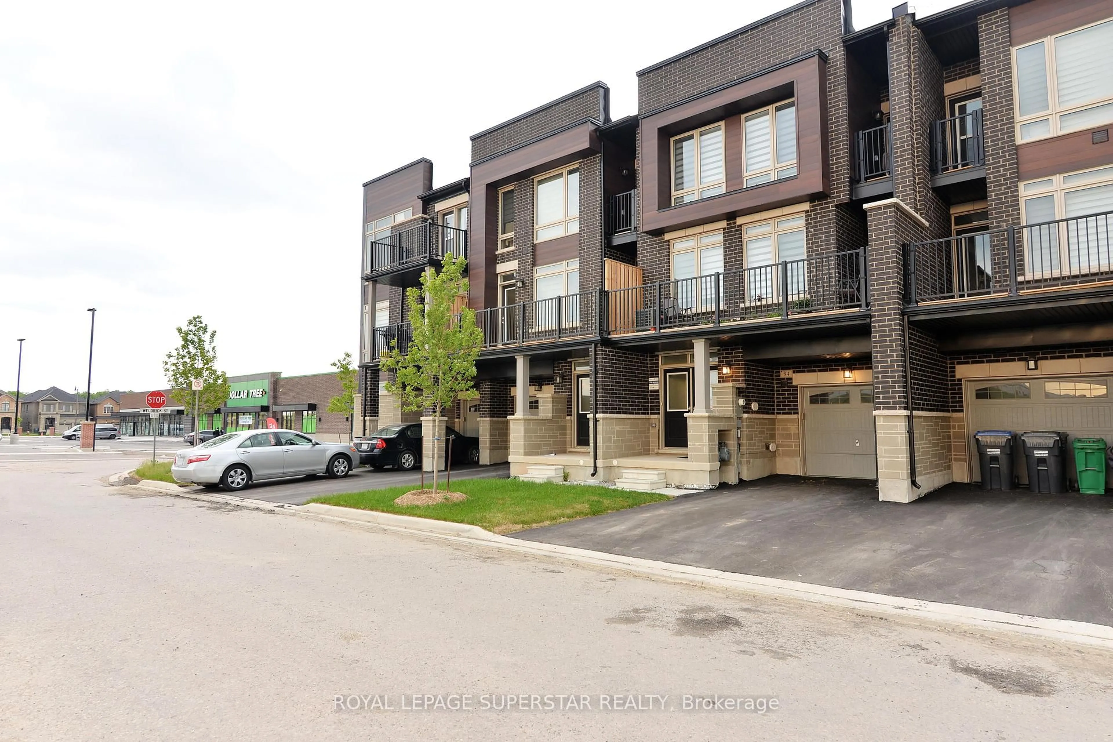Patio, street for 94 Donald Ficht Cres, Brampton Ontario L7A 5H8
