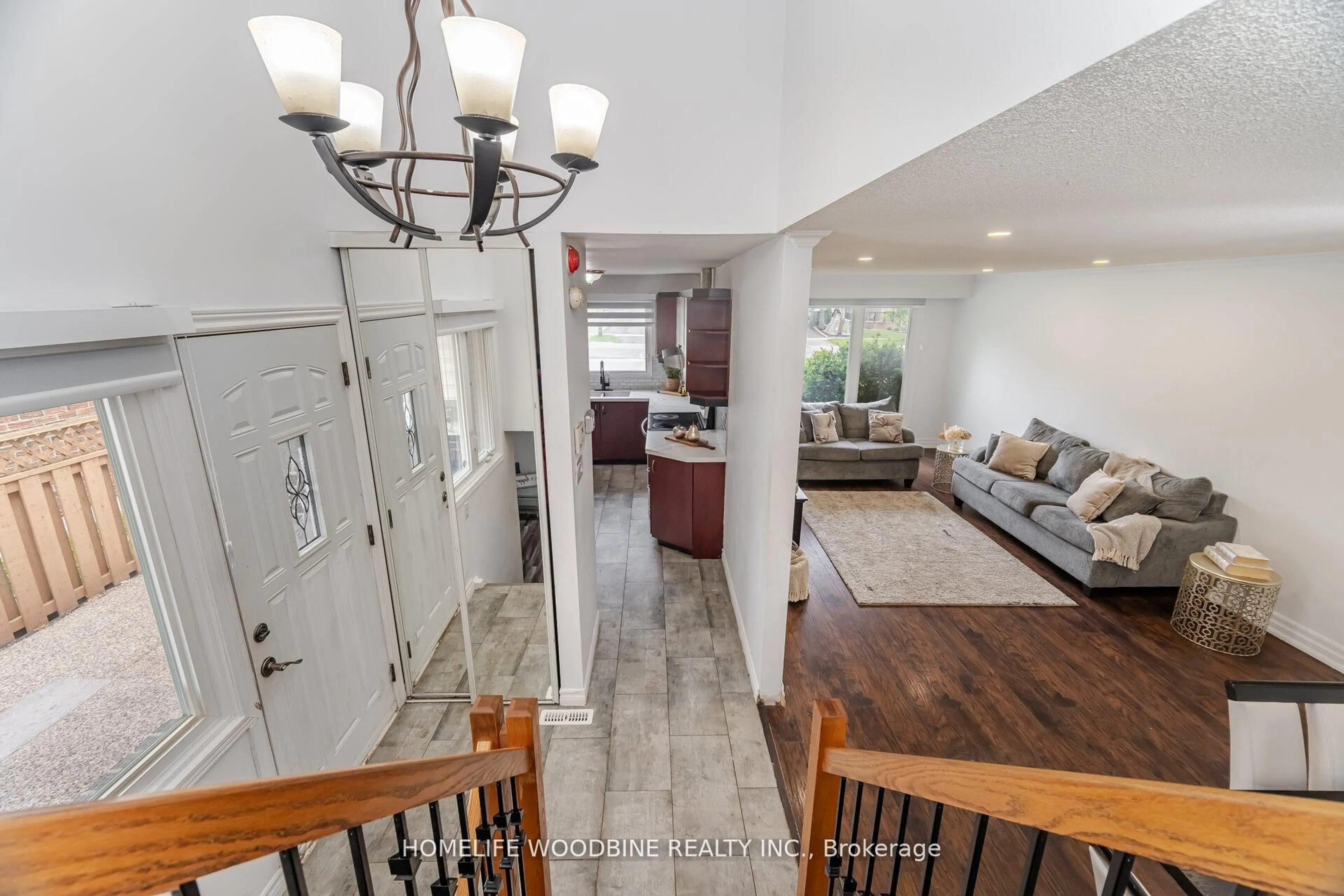 Indoor entryway for 2498 Mainroyal St, Mississauga Ontario L5L 1C9