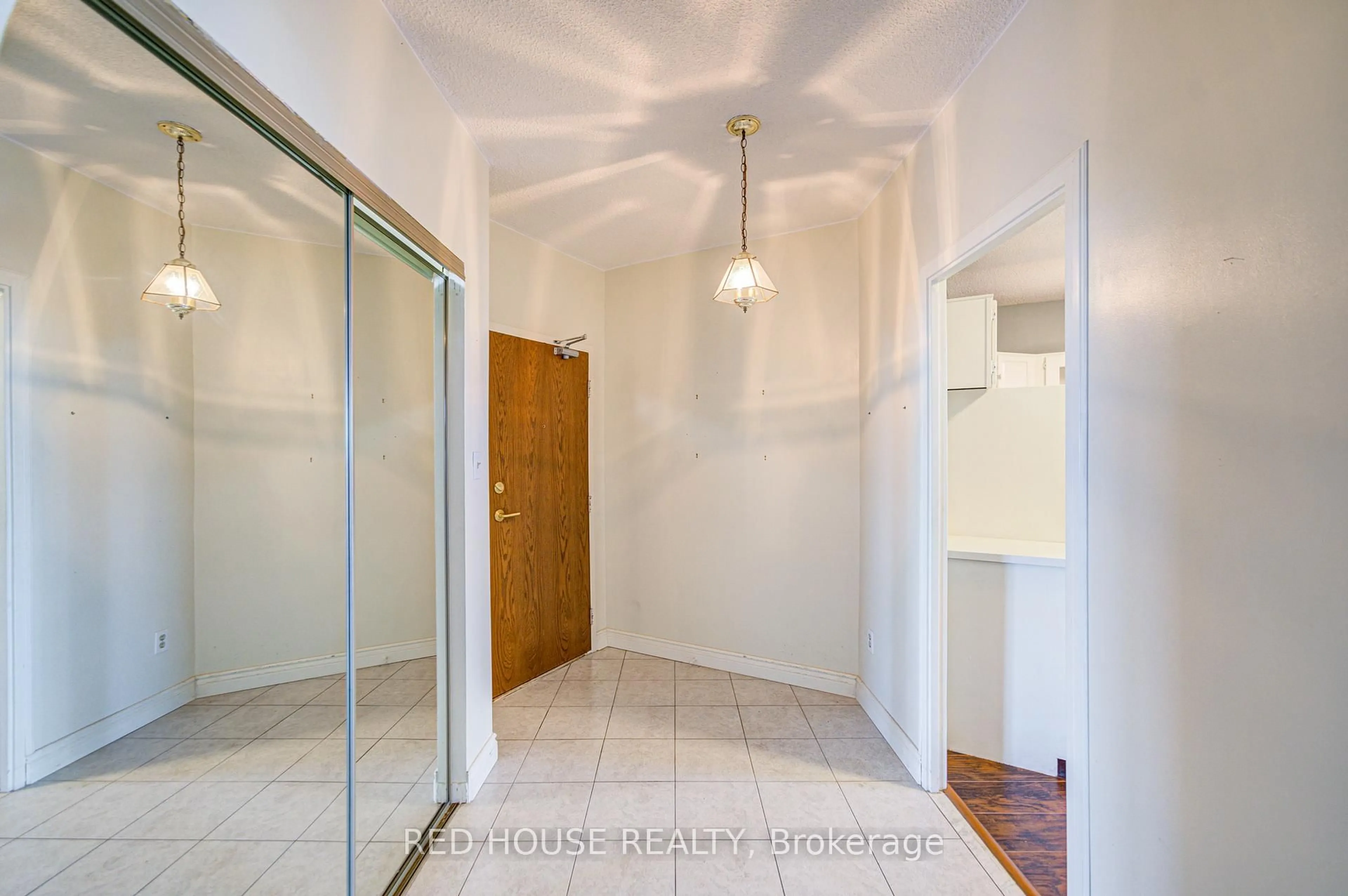 Indoor entryway for 5250 Lakeshore Rd #809, Burlington Ontario L7L 5L2