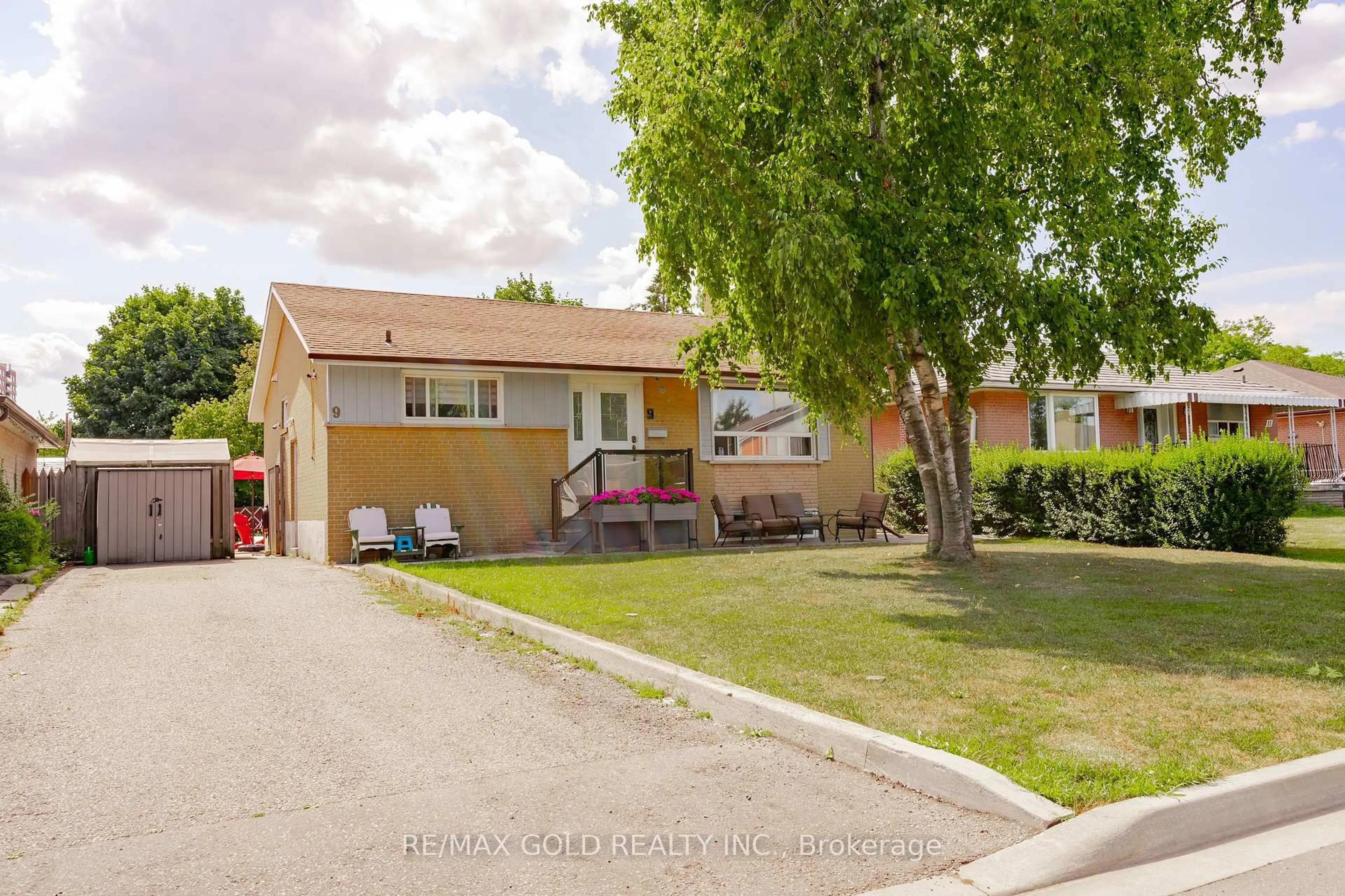A pic from outside/outdoor area/front of a property/back of a property/a pic from drone, street for 9 Ashwood Cres, Brampton Ontario L6T 1M1