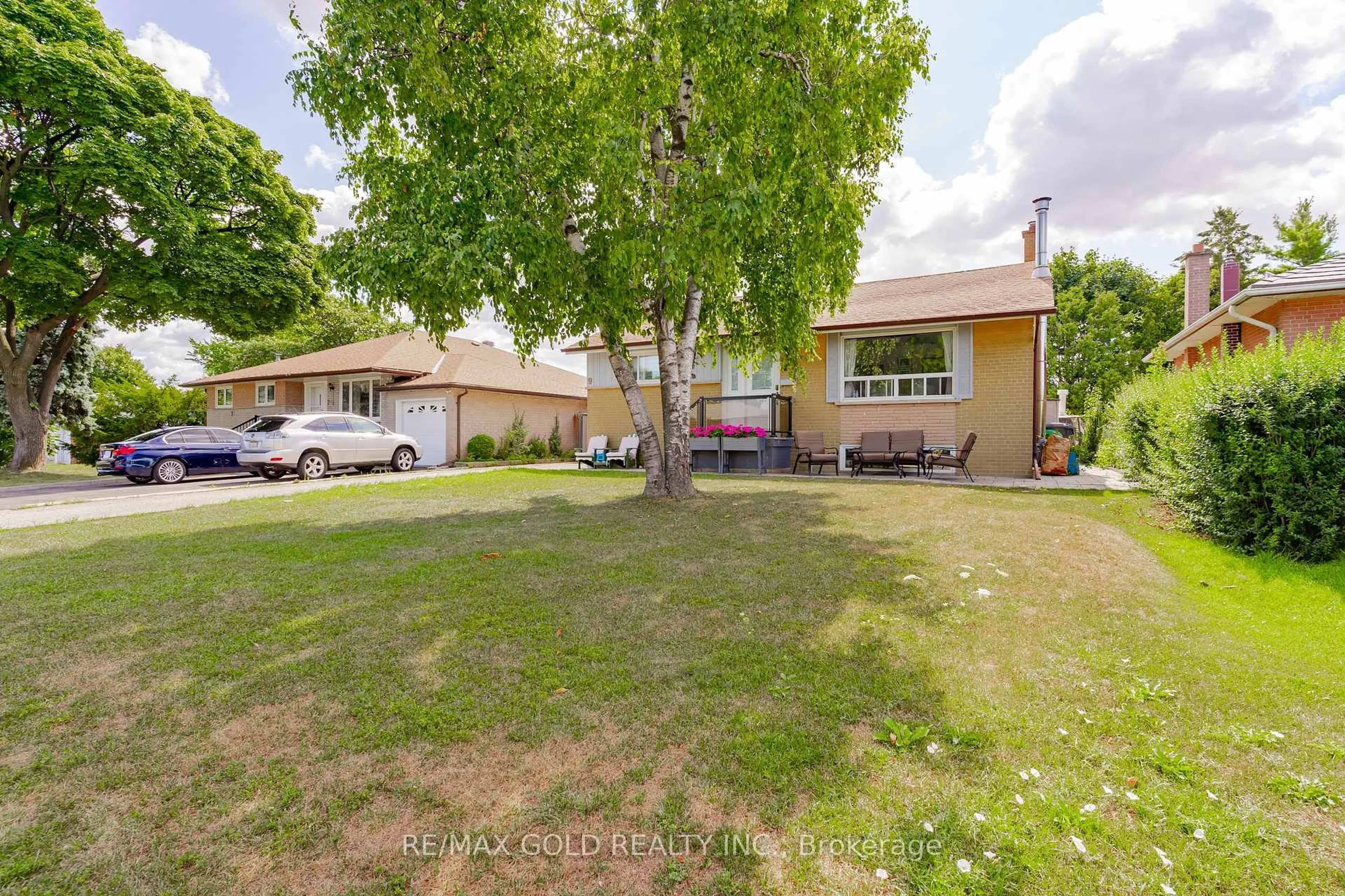 A pic from outside/outdoor area/front of a property/back of a property/a pic from drone, street for 9 Ashwood Cres, Brampton Ontario L6T 1M1