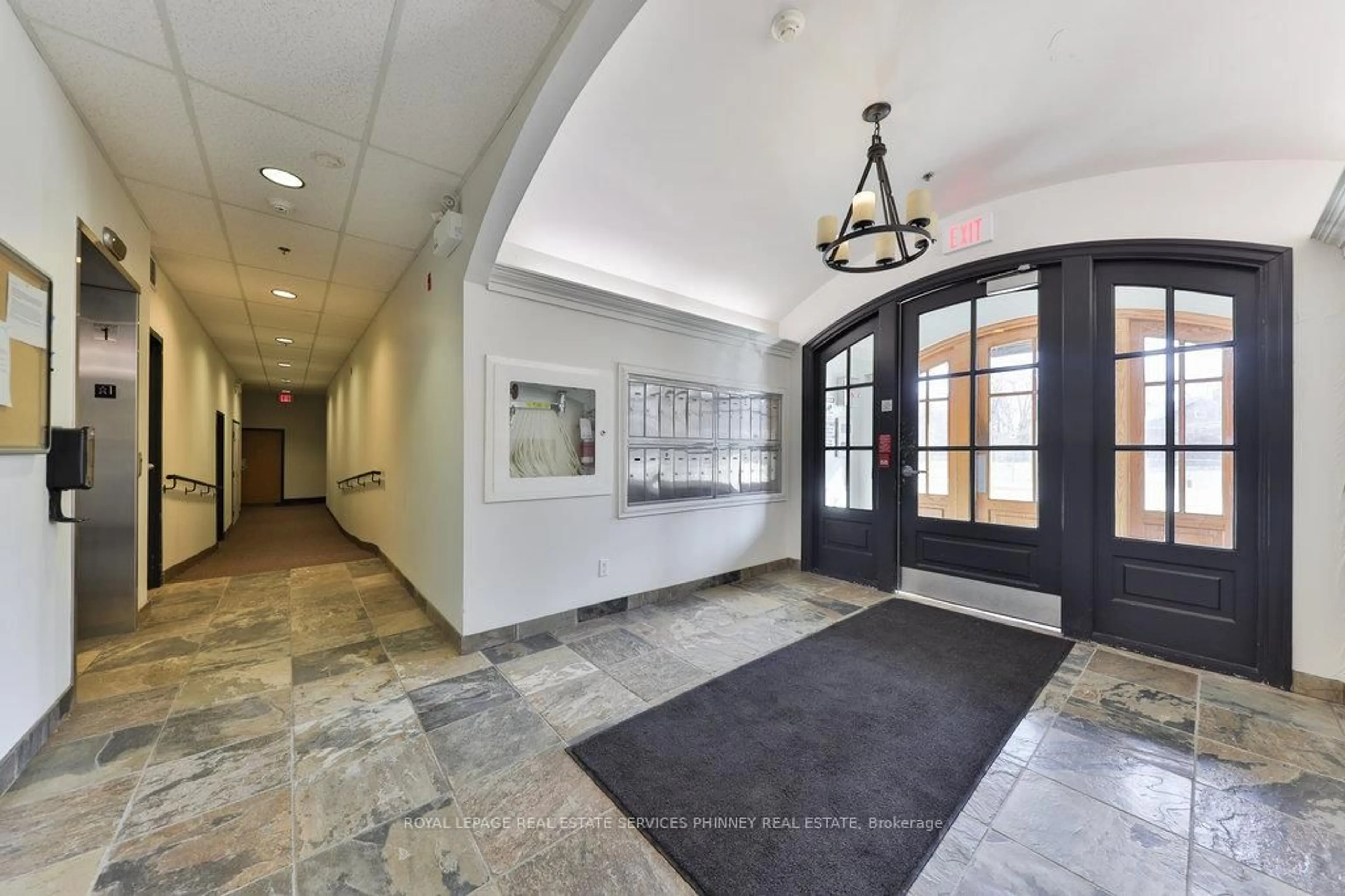Indoor foyer for 459 Kerr St #105, Oakville Ontario L6K 3C2