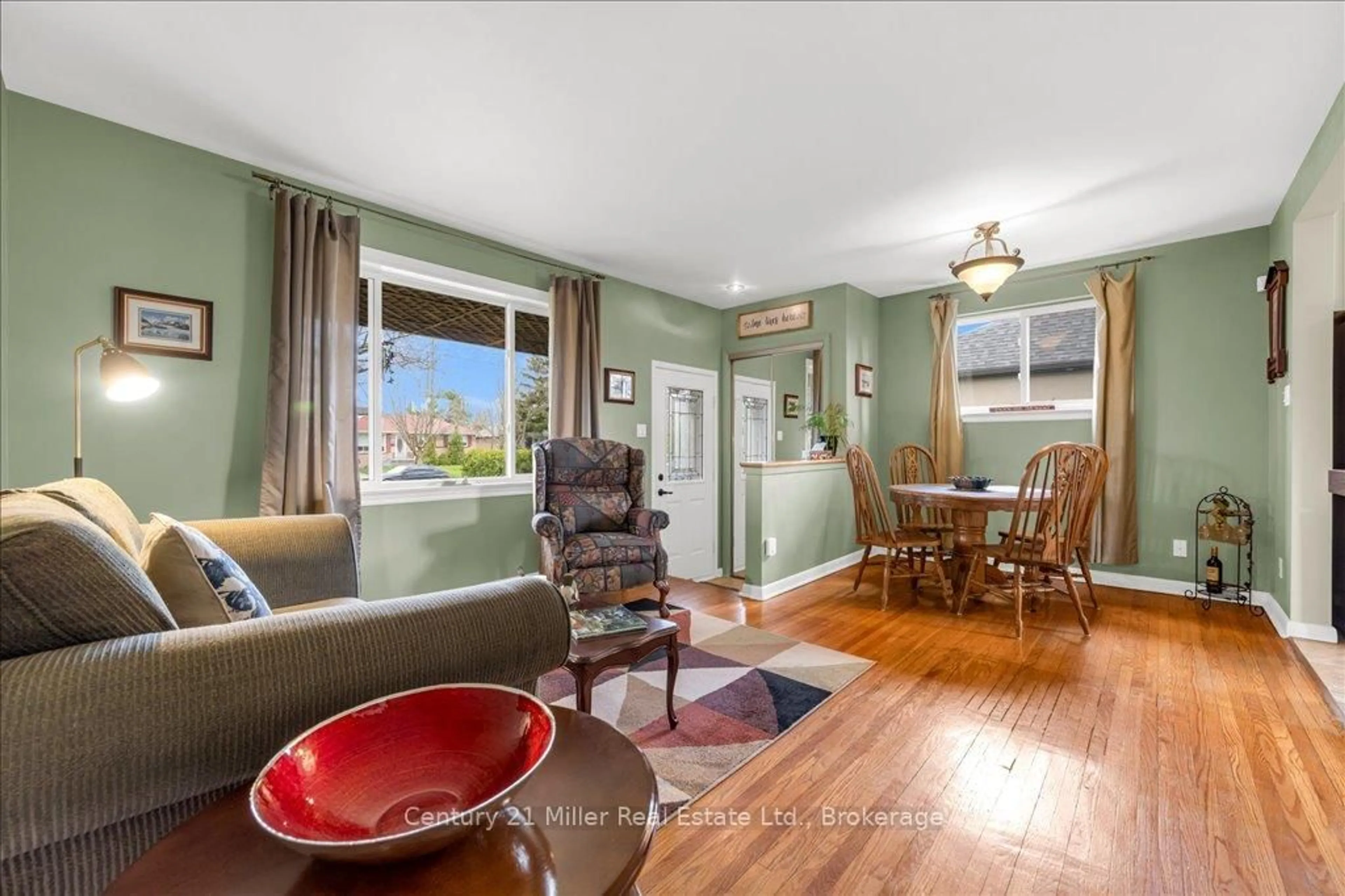 Living room with furniture, unknown for 1504 Bridge Rd, Oakville Ontario L6L 2E3