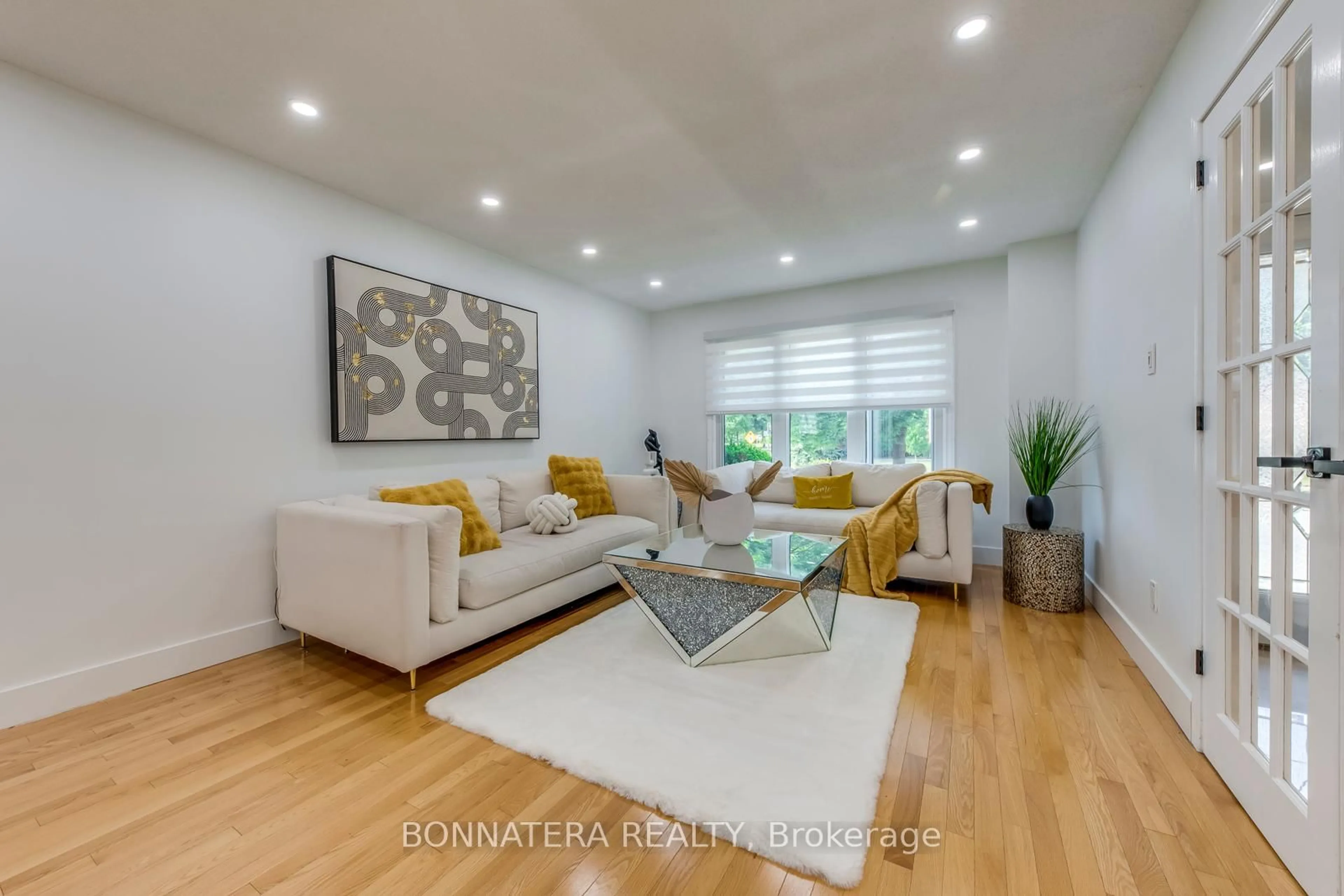 Living room with furniture, wood/laminate floor for 475 Underwood Cres, Oakville Ontario L6L 5P1