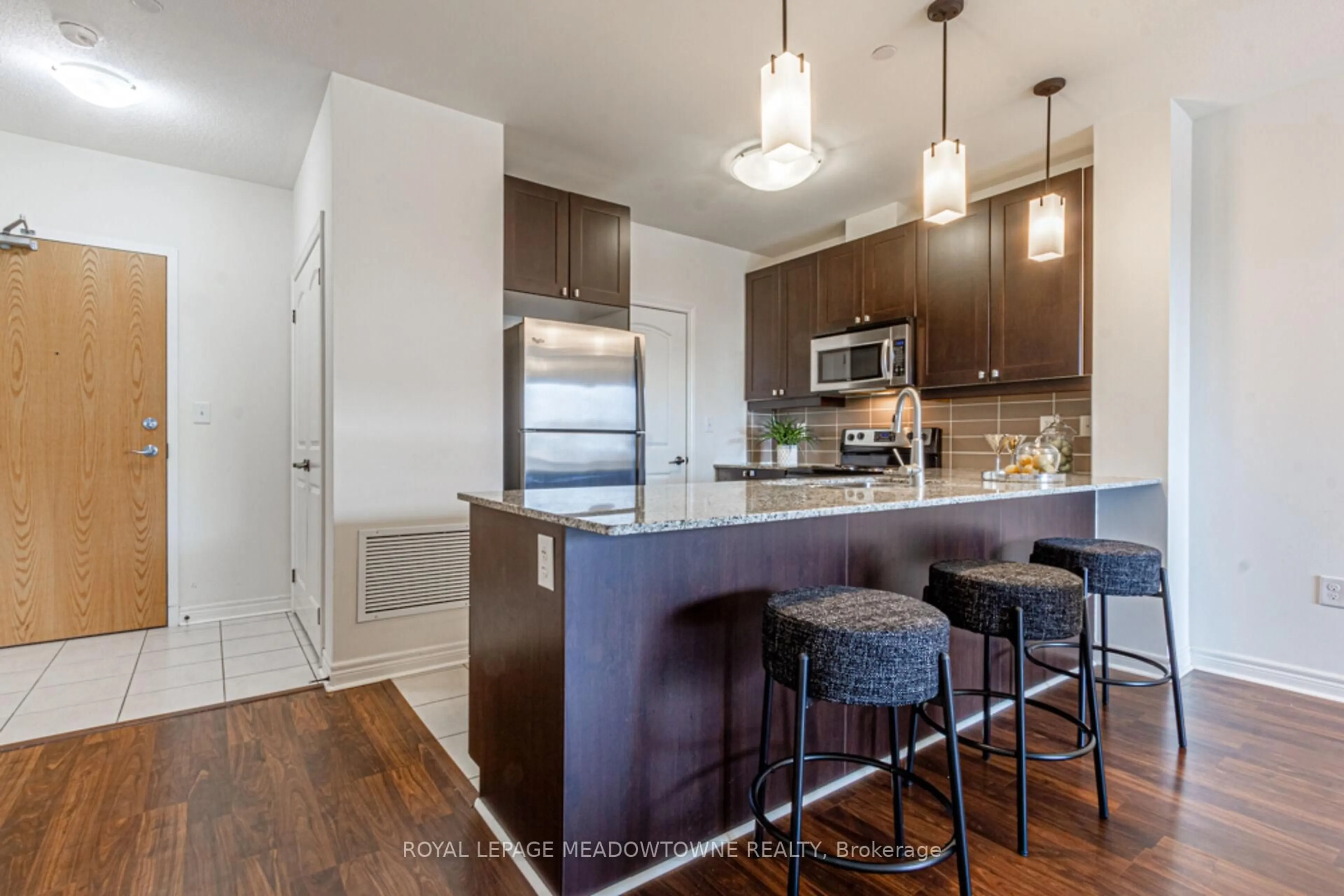 Open concept kitchen, wood/laminate floor for 383 Main St #326, Milton Ontario L9T 8K8