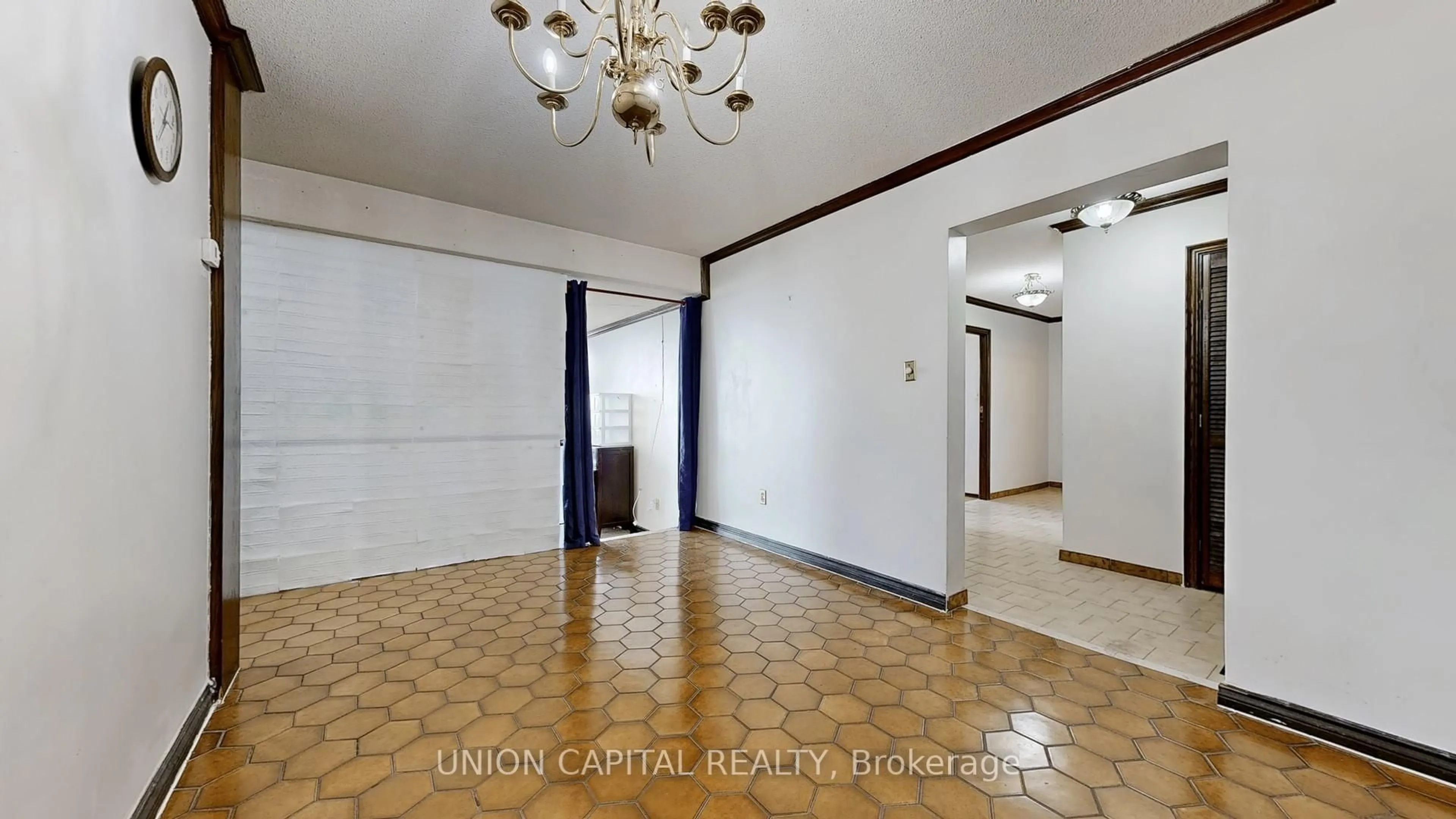 Indoor foyer for 31 Four Winds Dr #913, Toronto Ontario M3J 1K9