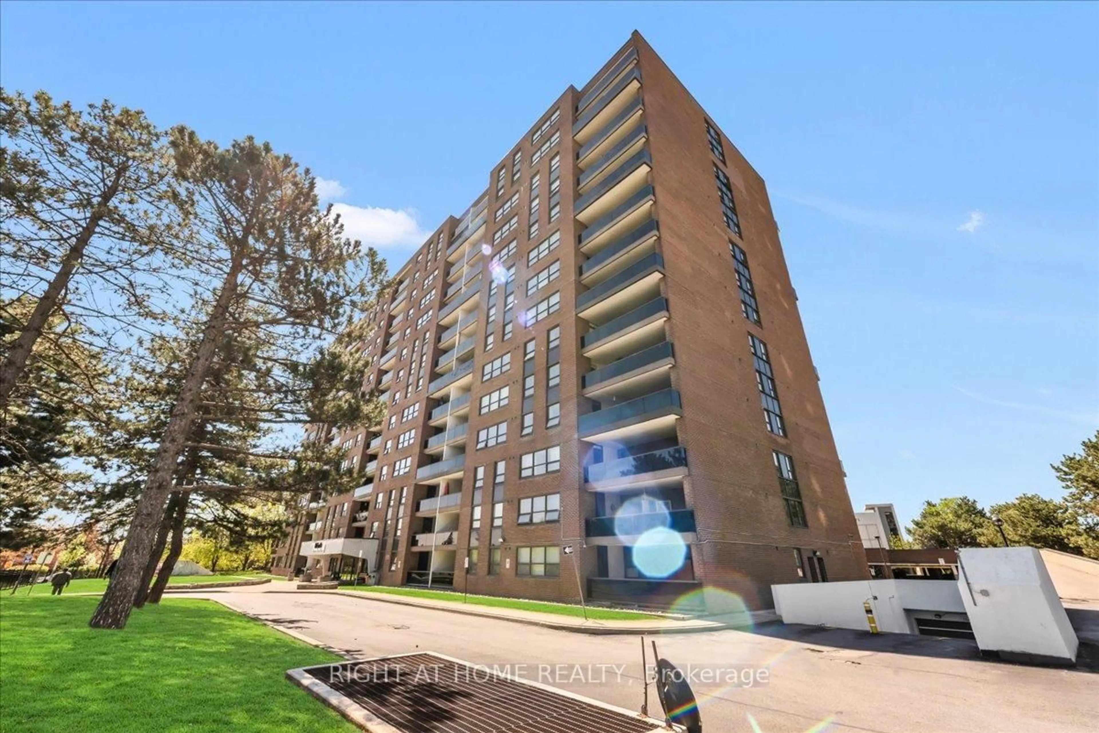 A pic from outside/outdoor area/front of a property/back of a property/a pic from drone, building for 4 Lisa St #412, Brampton Ontario L6T 4B6