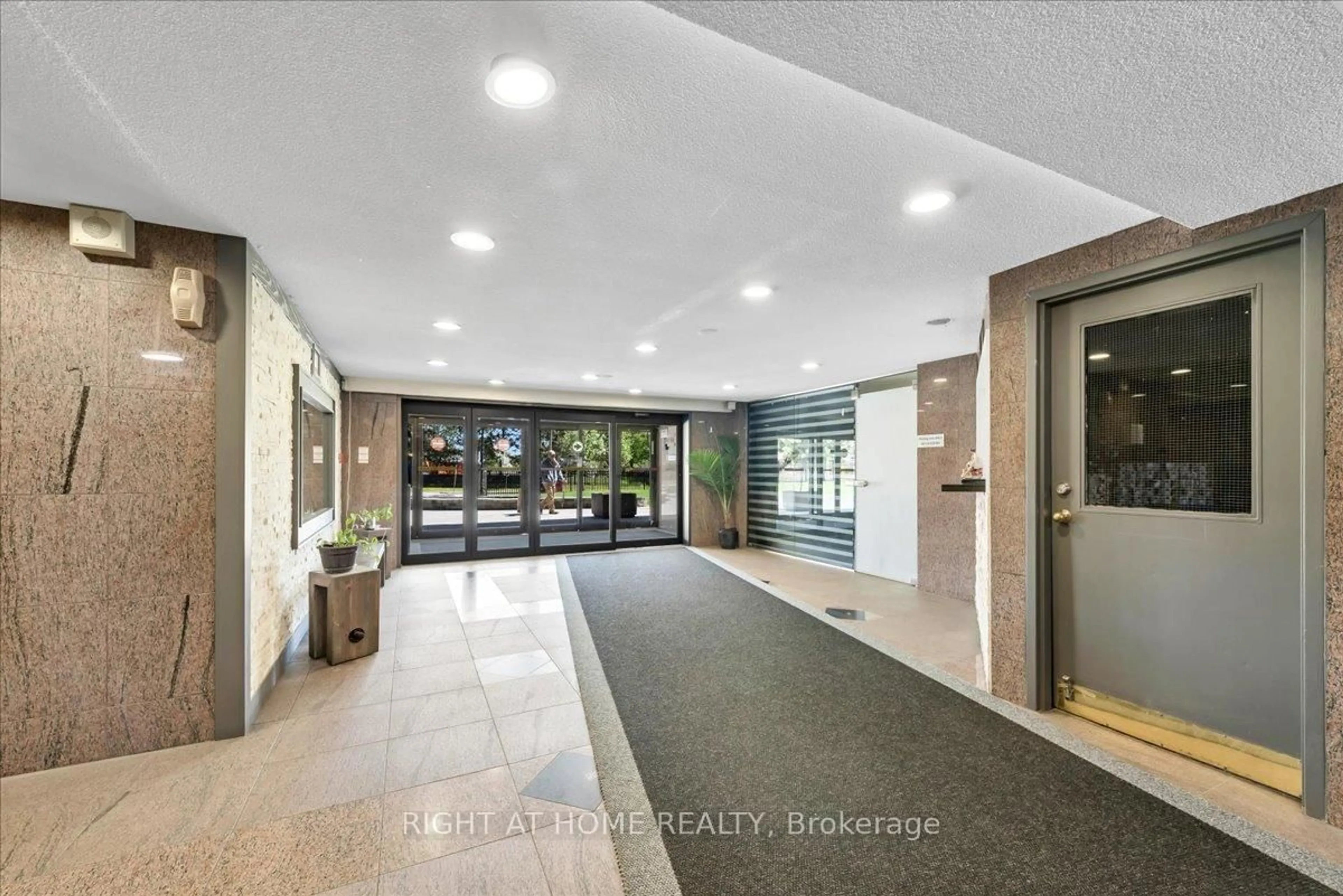 Indoor foyer for 4 Lisa St #412, Brampton Ontario L6T 4B6