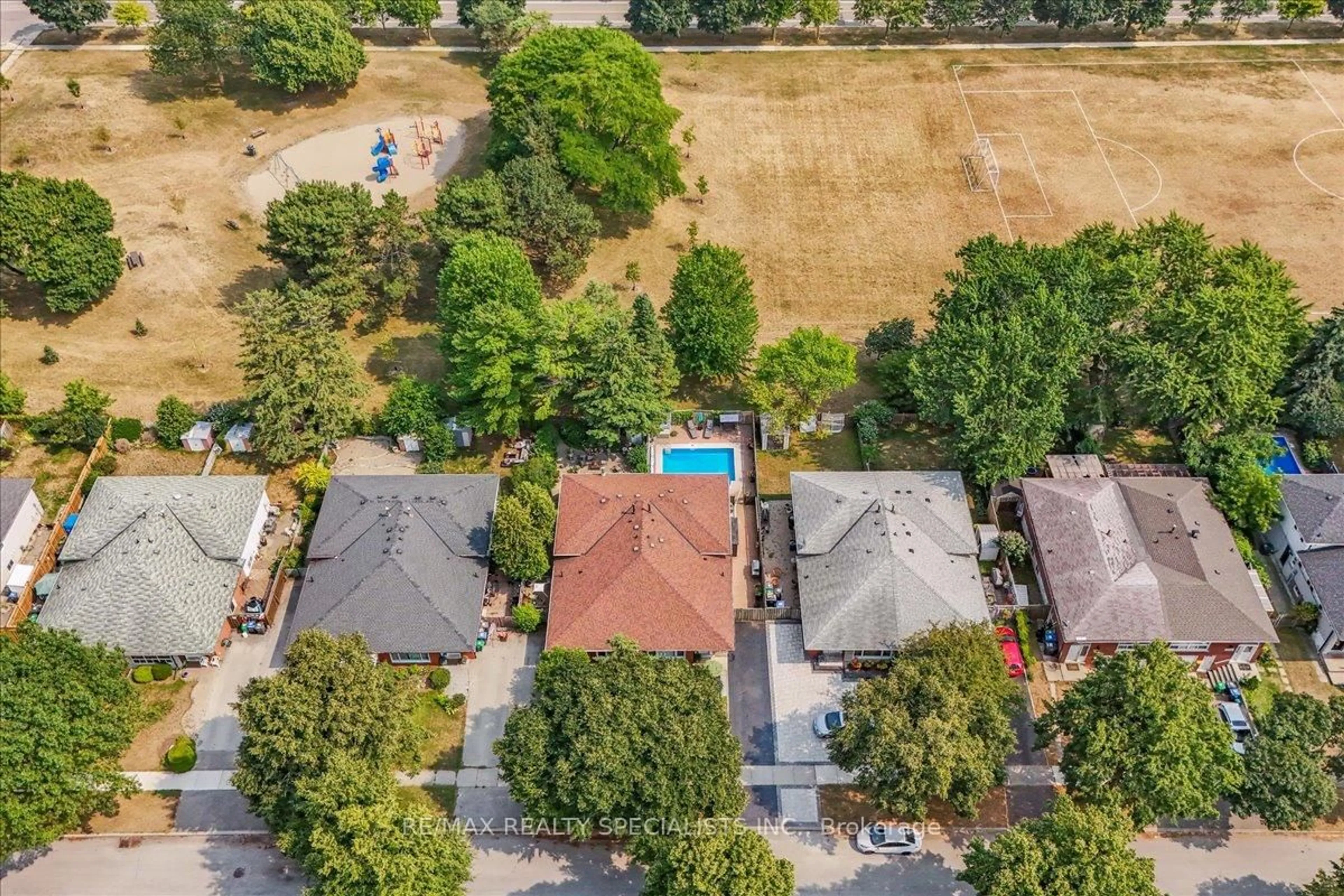 A pic from outside/outdoor area/front of a property/back of a property/a pic from drone, street for 1970 Carrera Lane, Mississauga Ontario L5J 1C5