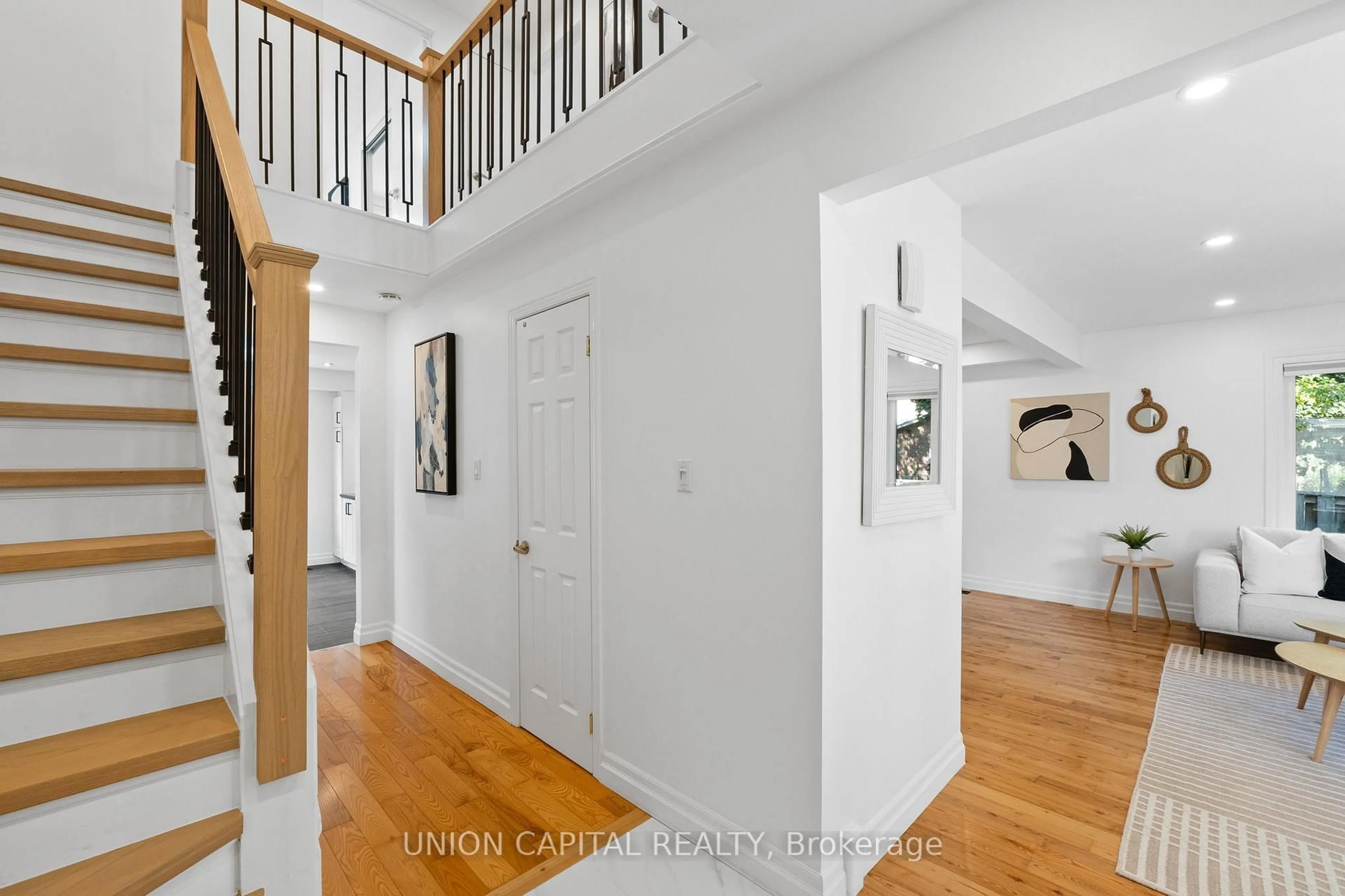 Indoor entryway for 6305 Kindree Circ, Mississauga Ontario L5N 3B9