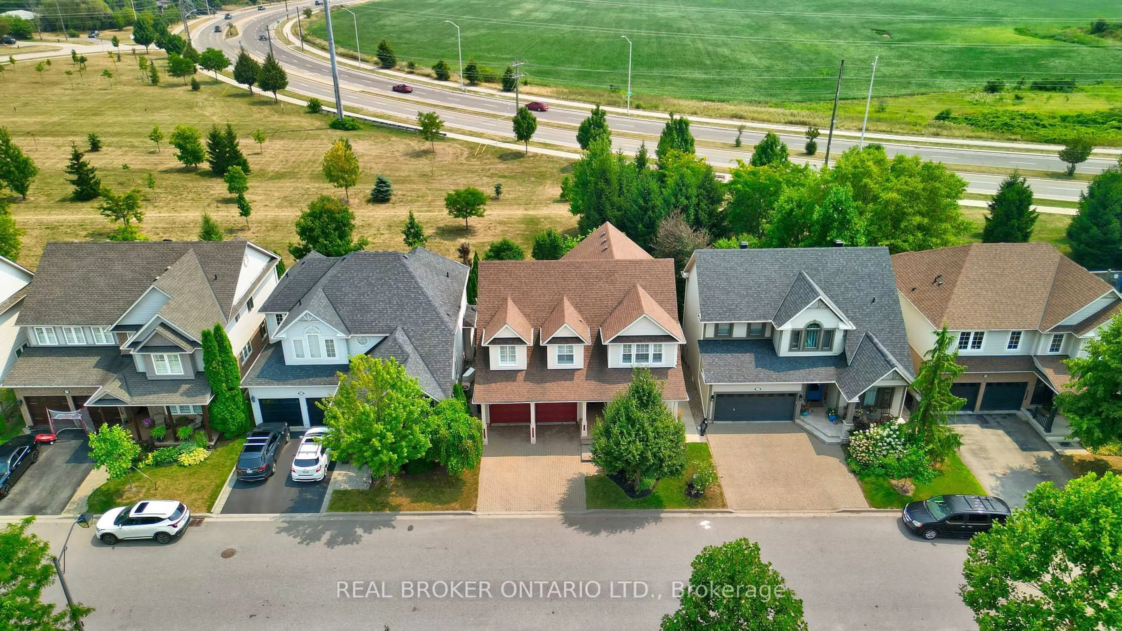 A pic from outside/outdoor area/front of a property/back of a property/a pic from drone, street for 5689 Roseville Crt, Burlington Ontario L7L 6V3