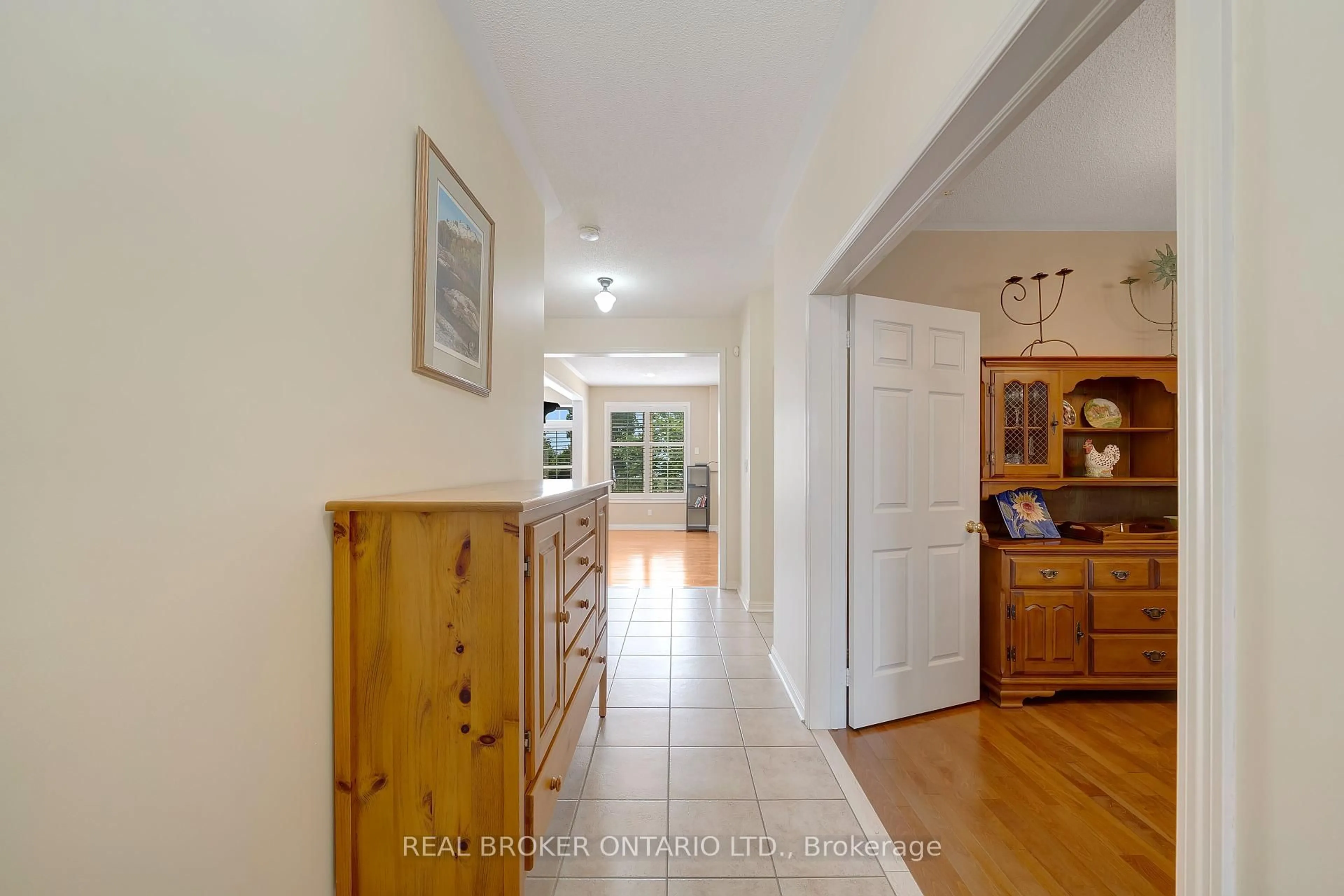 Indoor foyer for 5689 Roseville Crt, Burlington Ontario L7L 6V3