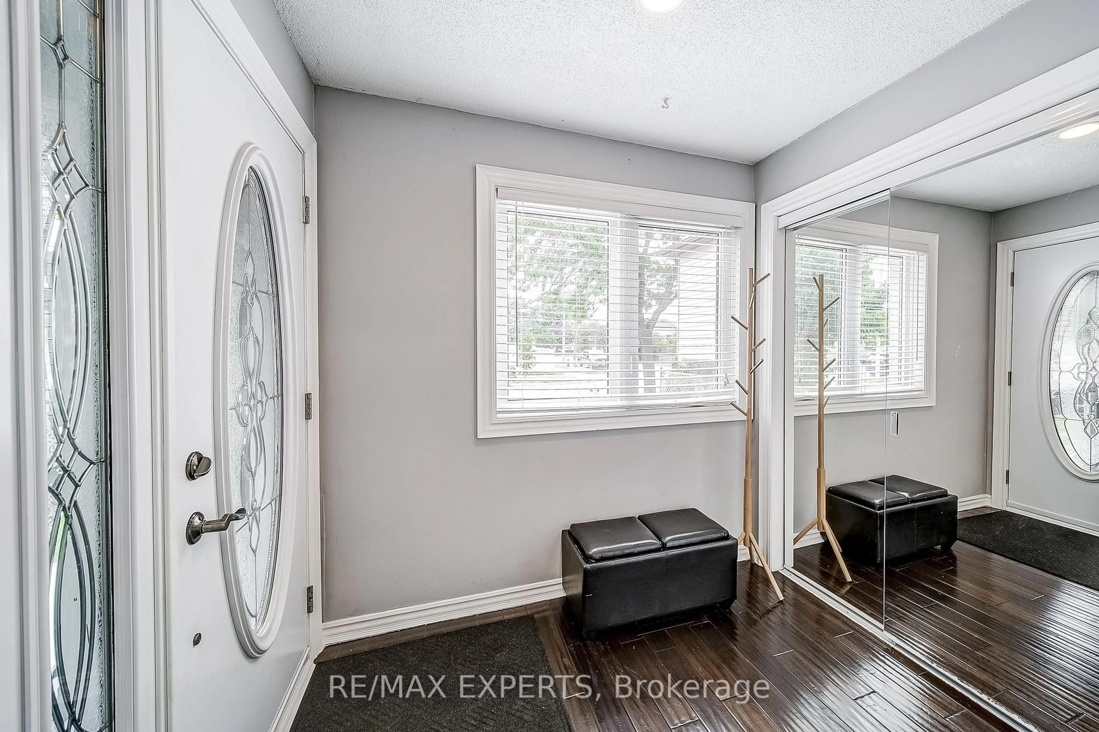 Indoor entryway for 31 Shalom Cres, Toronto Ontario M9V 4J3