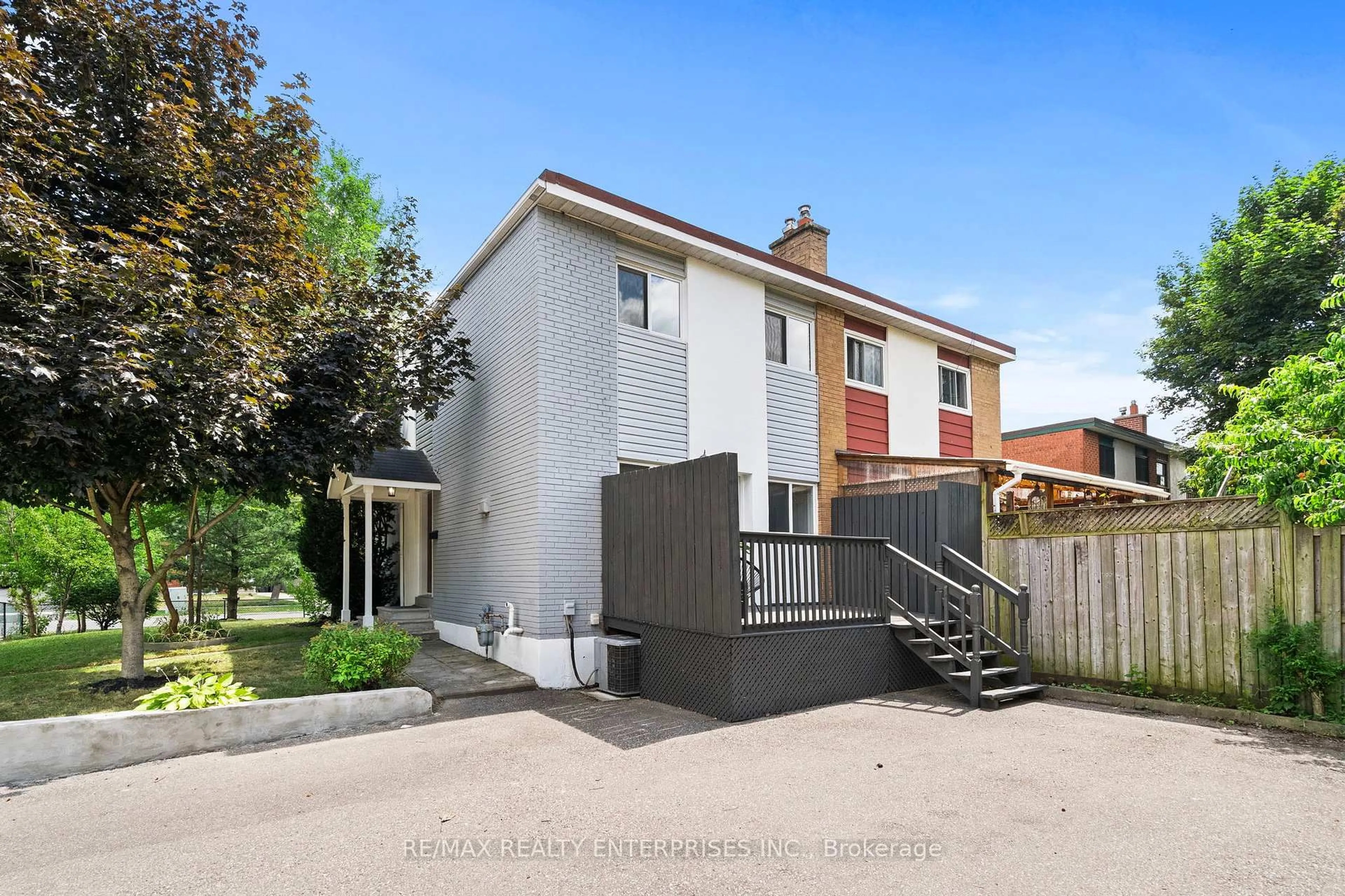 A pic from outside/outdoor area/front of a property/back of a property/a pic from drone, street for 2291 Brookhurst Rd, Mississauga Ontario L5J 1R1