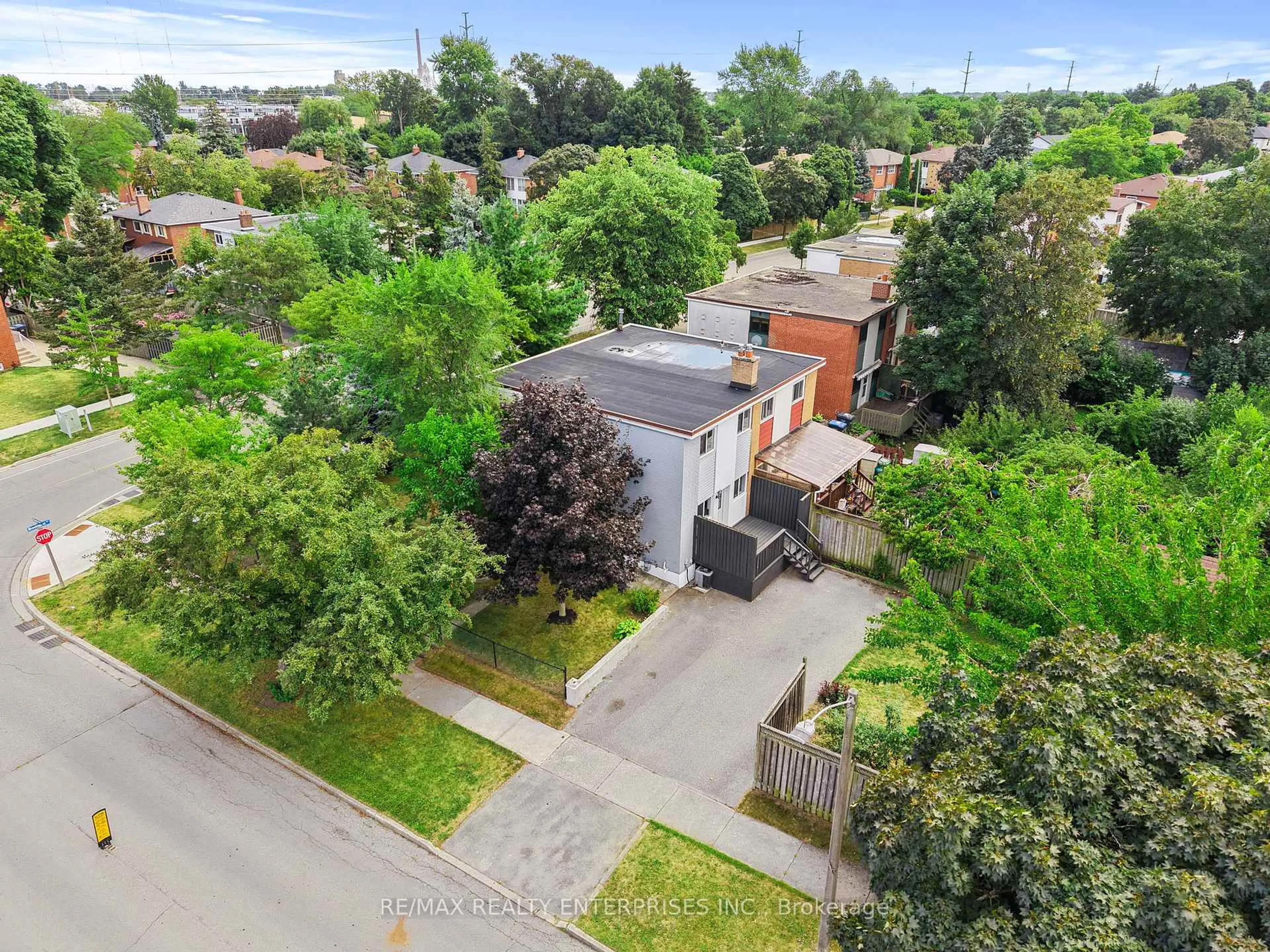 A pic from outside/outdoor area/front of a property/back of a property/a pic from drone, street for 2291 Brookhurst Rd, Mississauga Ontario L5J 1R1