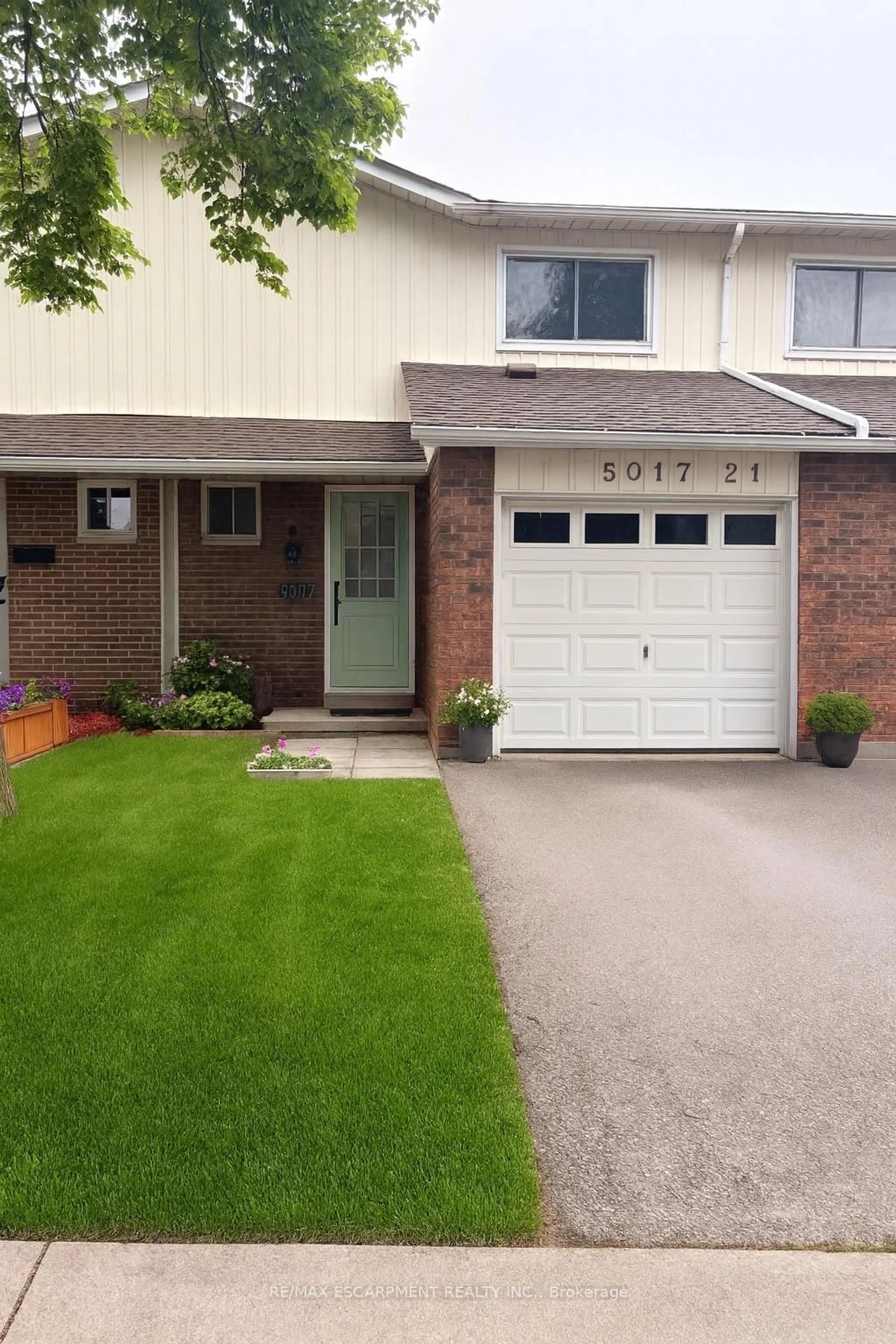 Home with vinyl exterior material, street for 5017 Pinedale Ave #21, Burlington Ontario L7L 5J6