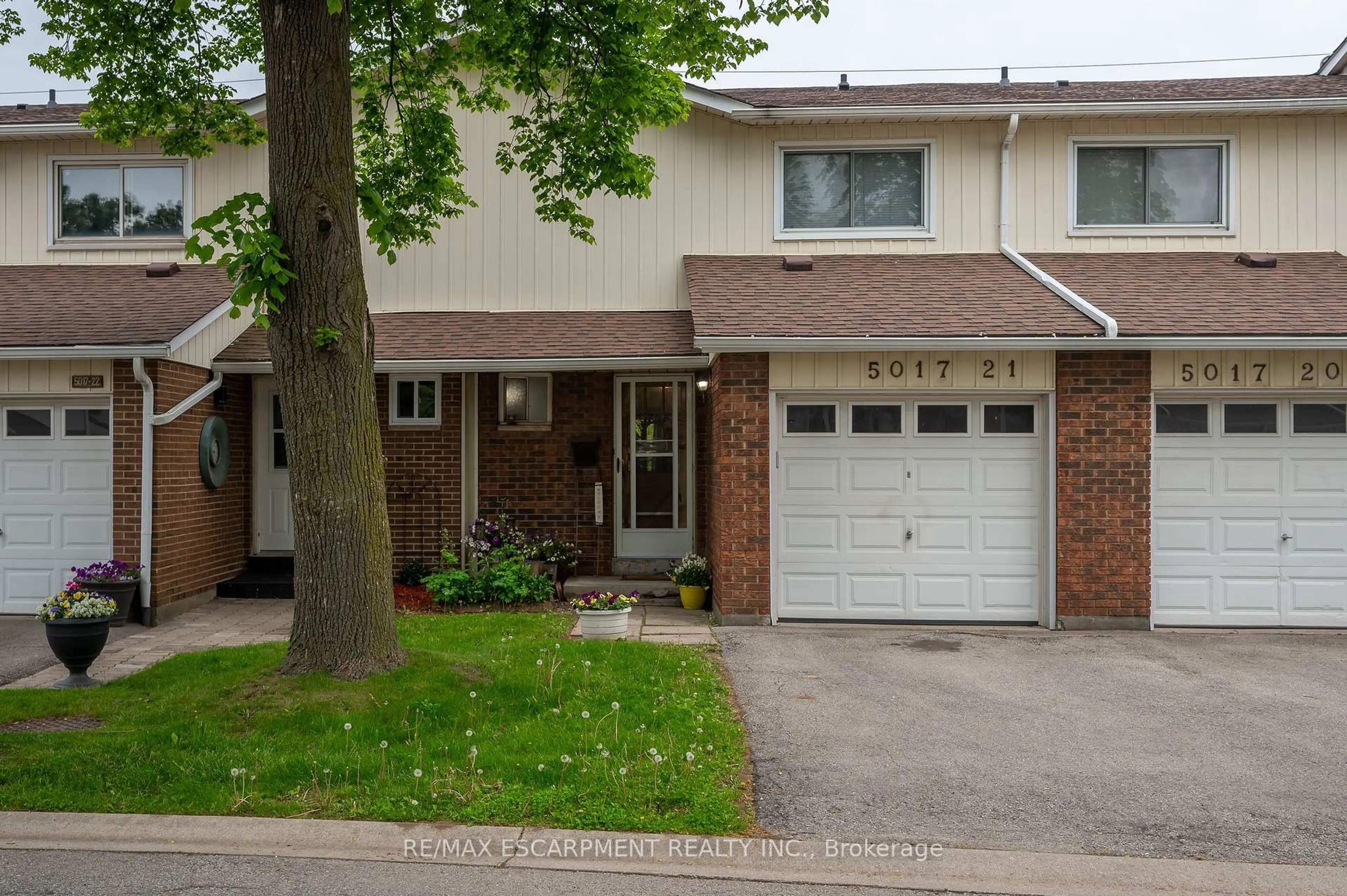 Home with brick exterior material, street for 5017 Pinedale Ave #21, Burlington Ontario L7L 5J6