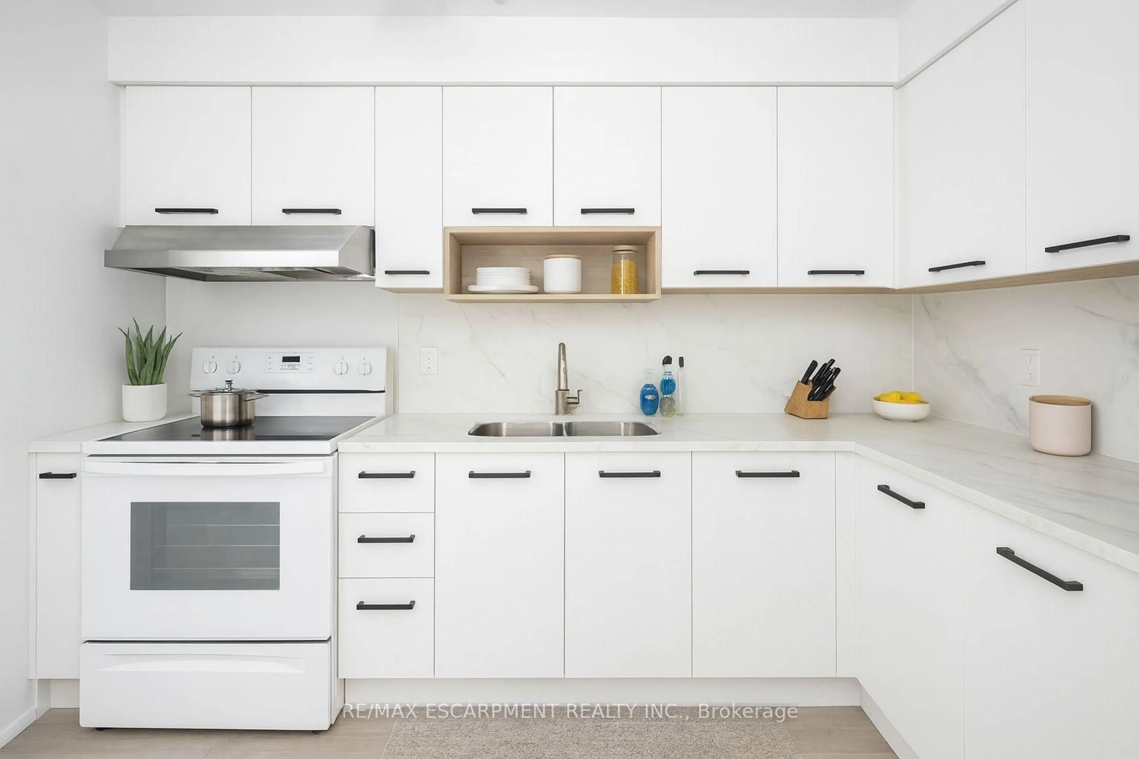 Standard kitchen, unknown for 5017 Pinedale Ave #21, Burlington Ontario L7L 5J6