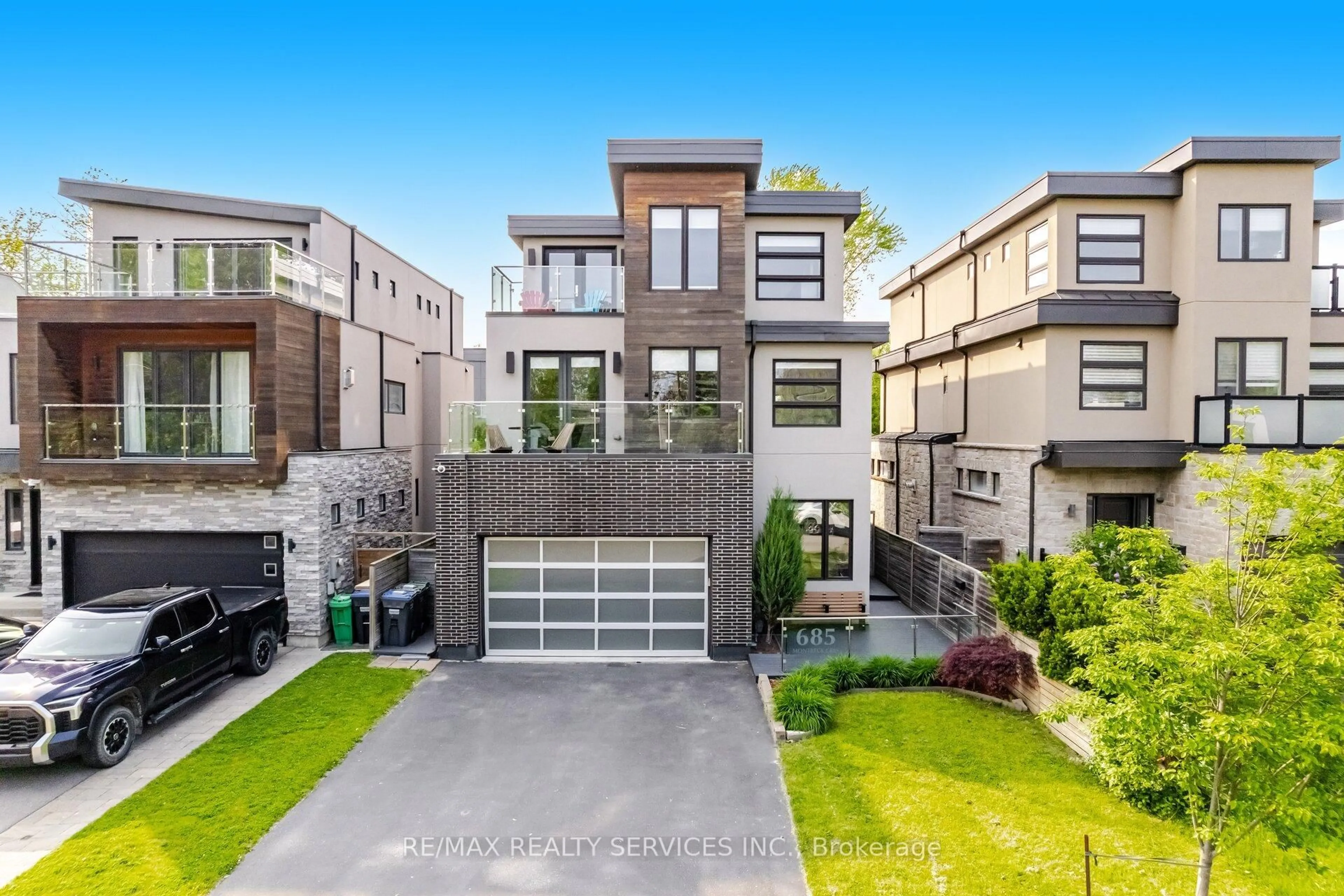 Home with brick exterior material, street for 685 Montbeck Cres, Mississauga Ontario L5G 1P4