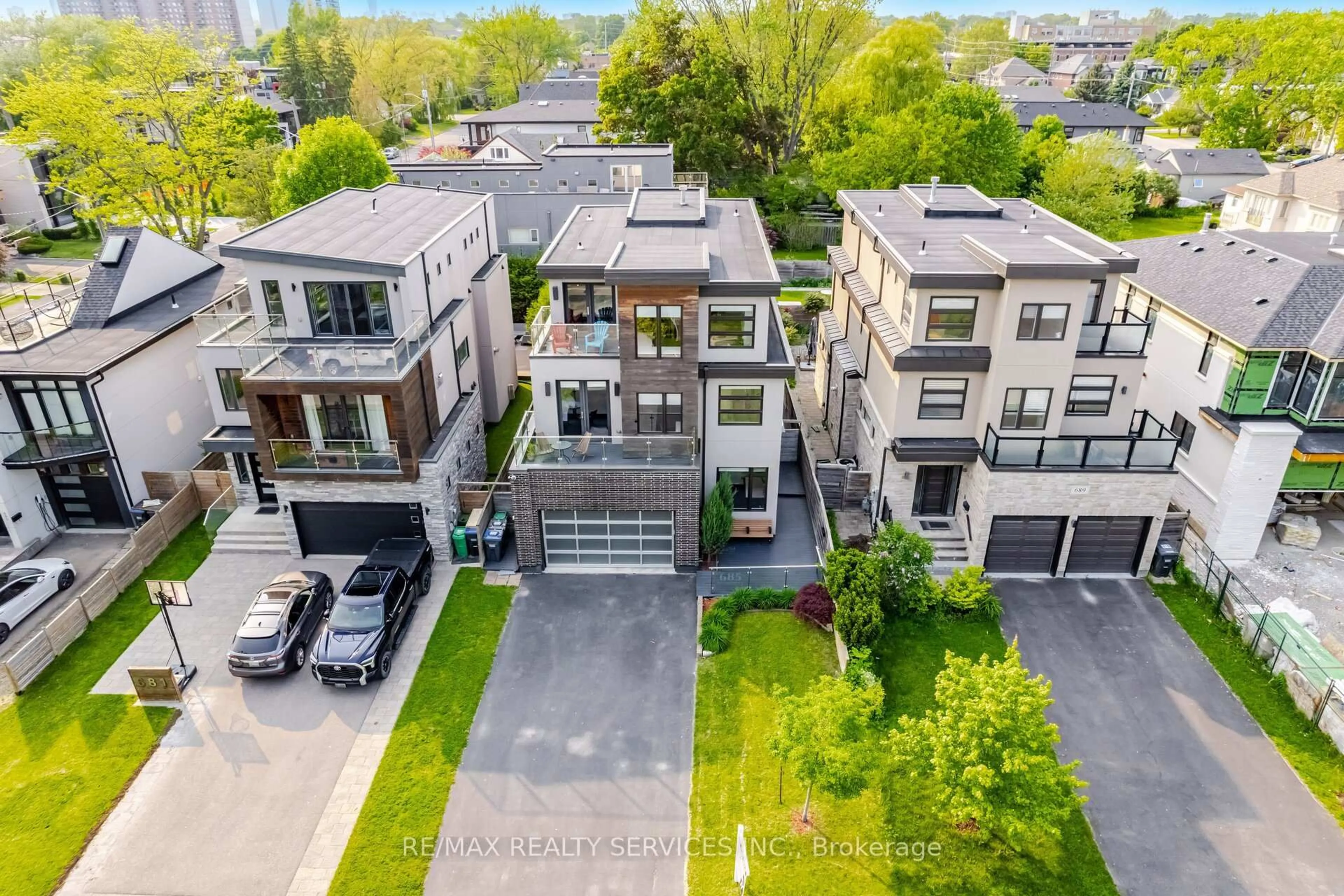 A pic from outside/outdoor area/front of a property/back of a property/a pic from drone, street for 685 Montbeck Cres, Mississauga Ontario L5G 1P4