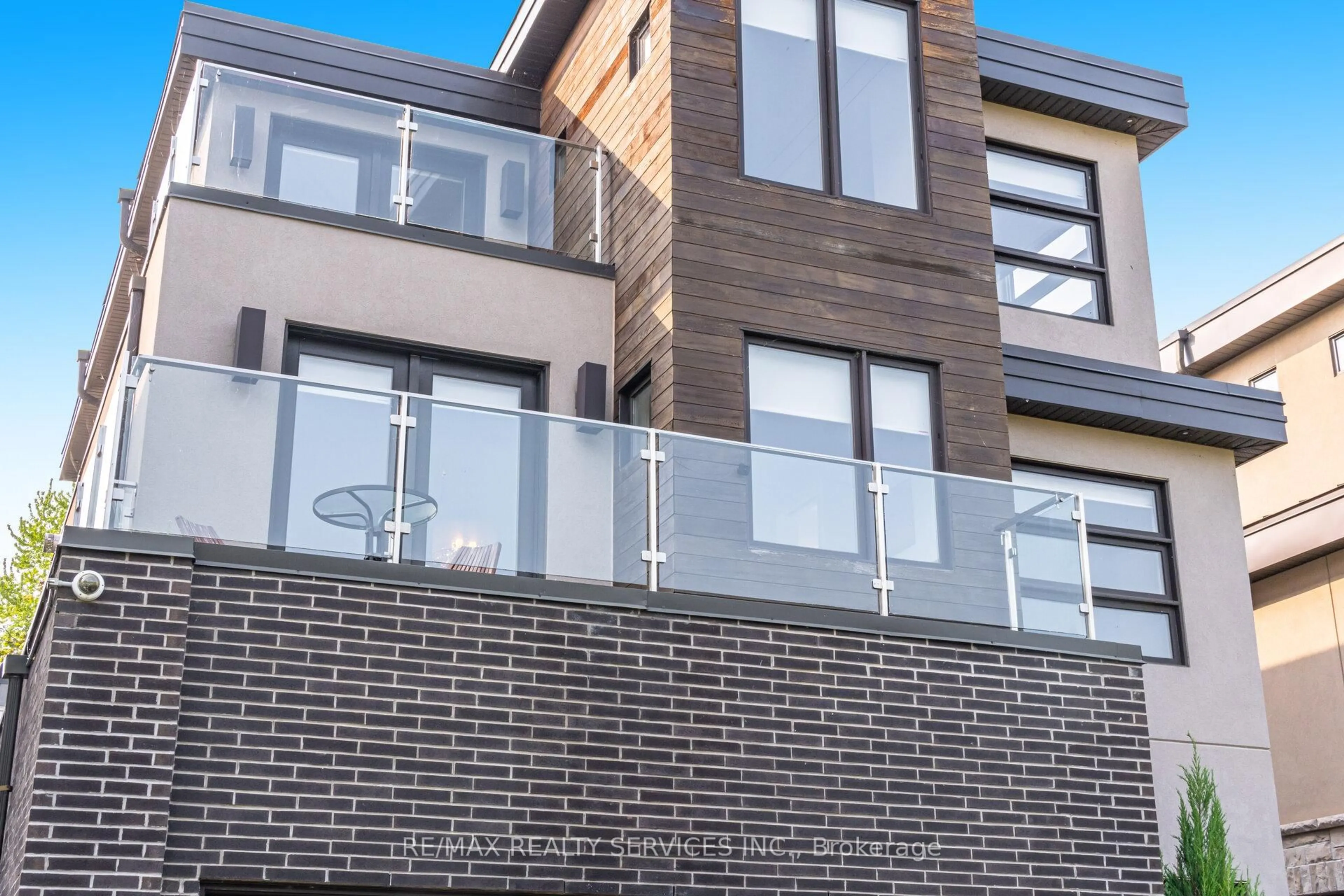 Home with brick exterior material, building for 685 Montbeck Cres, Mississauga Ontario L5G 1P4