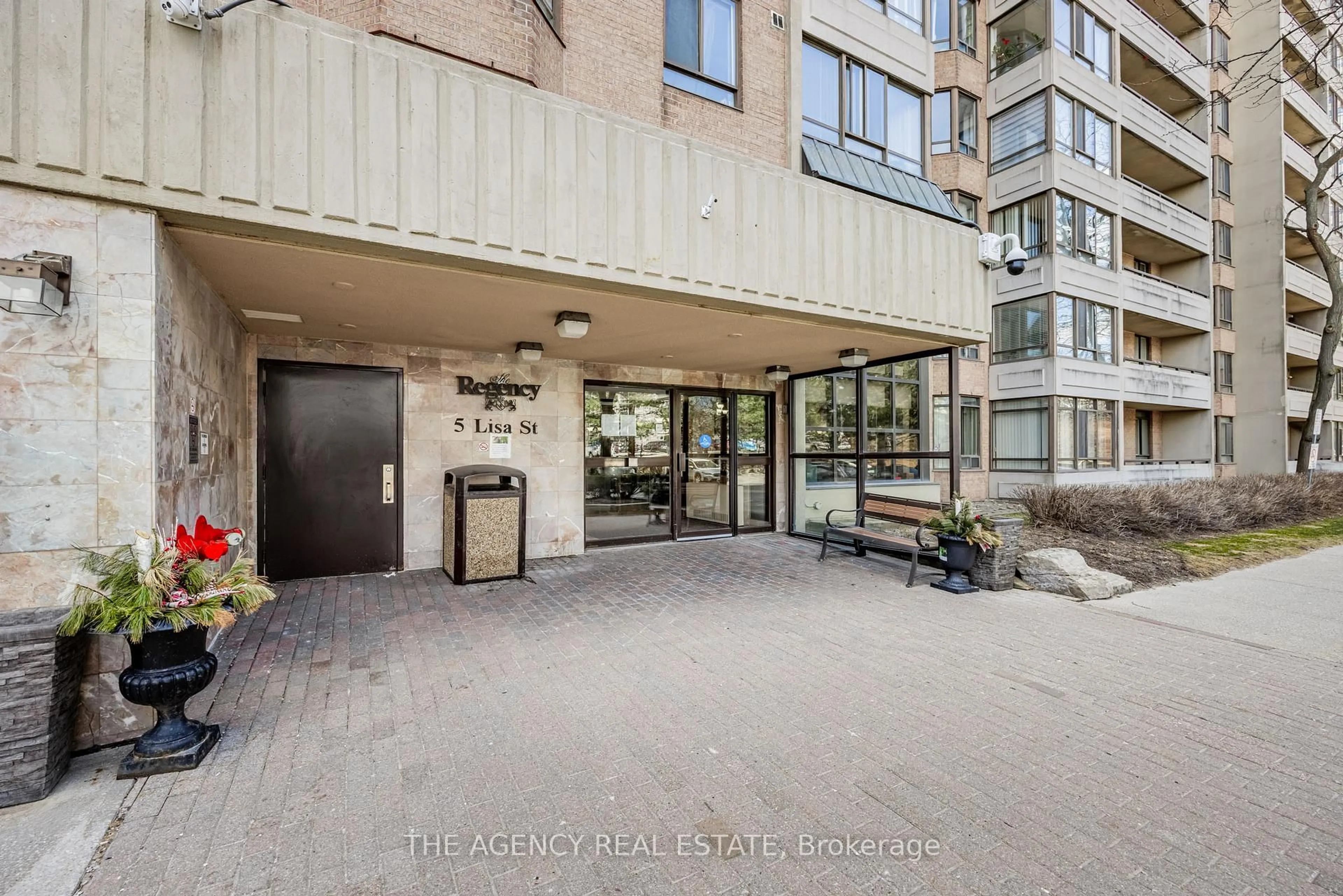Indoor foyer for 5 Lisa St #107, Brampton Ontario L6T 4T4
