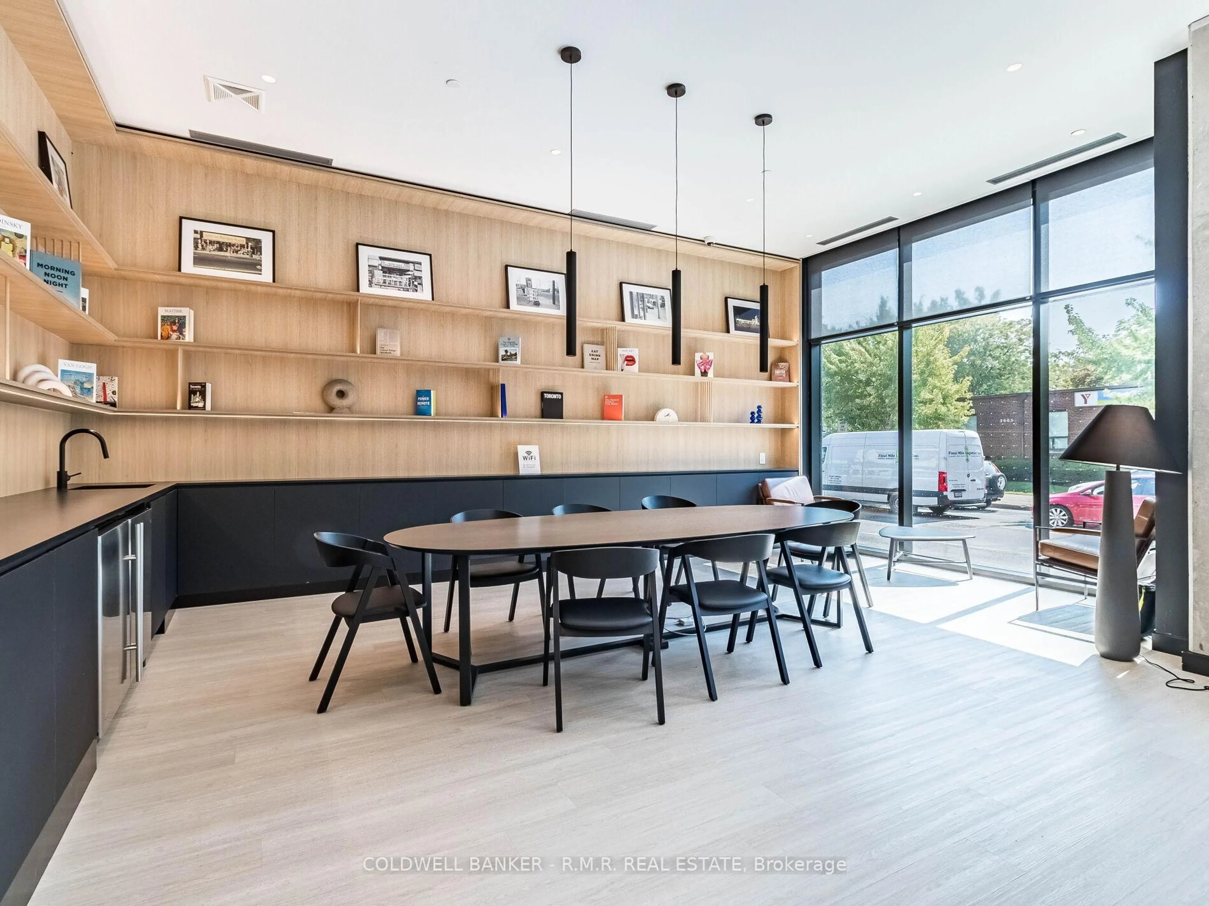 Unknown for 2720 Dundas St #703, Toronto Ontario M6P 0C3