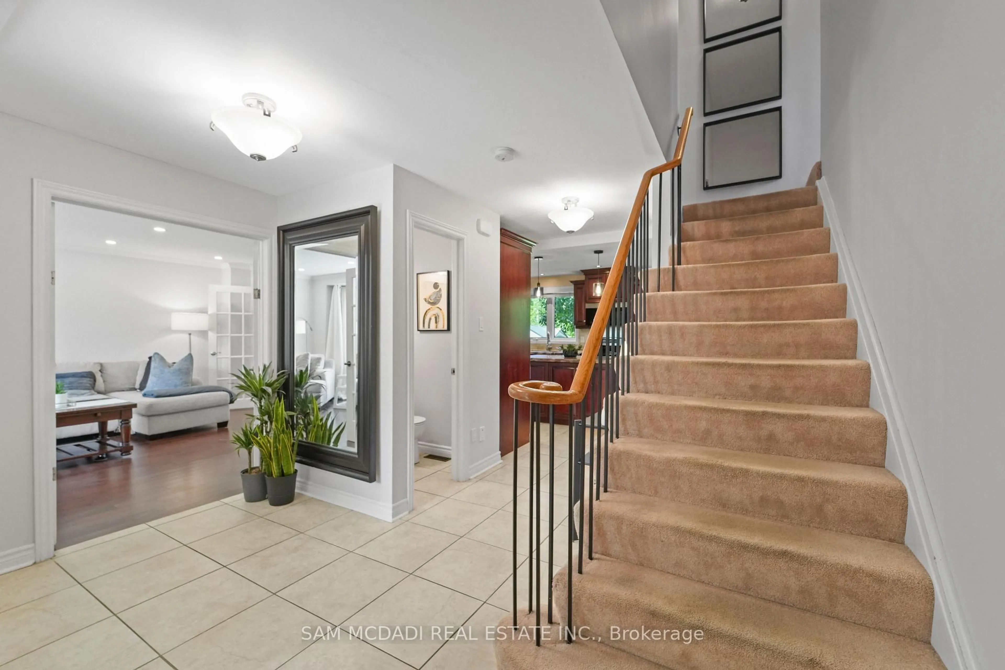 Indoor entryway for 138 Elgin Dr, Brampton Ontario L6Y 2E8