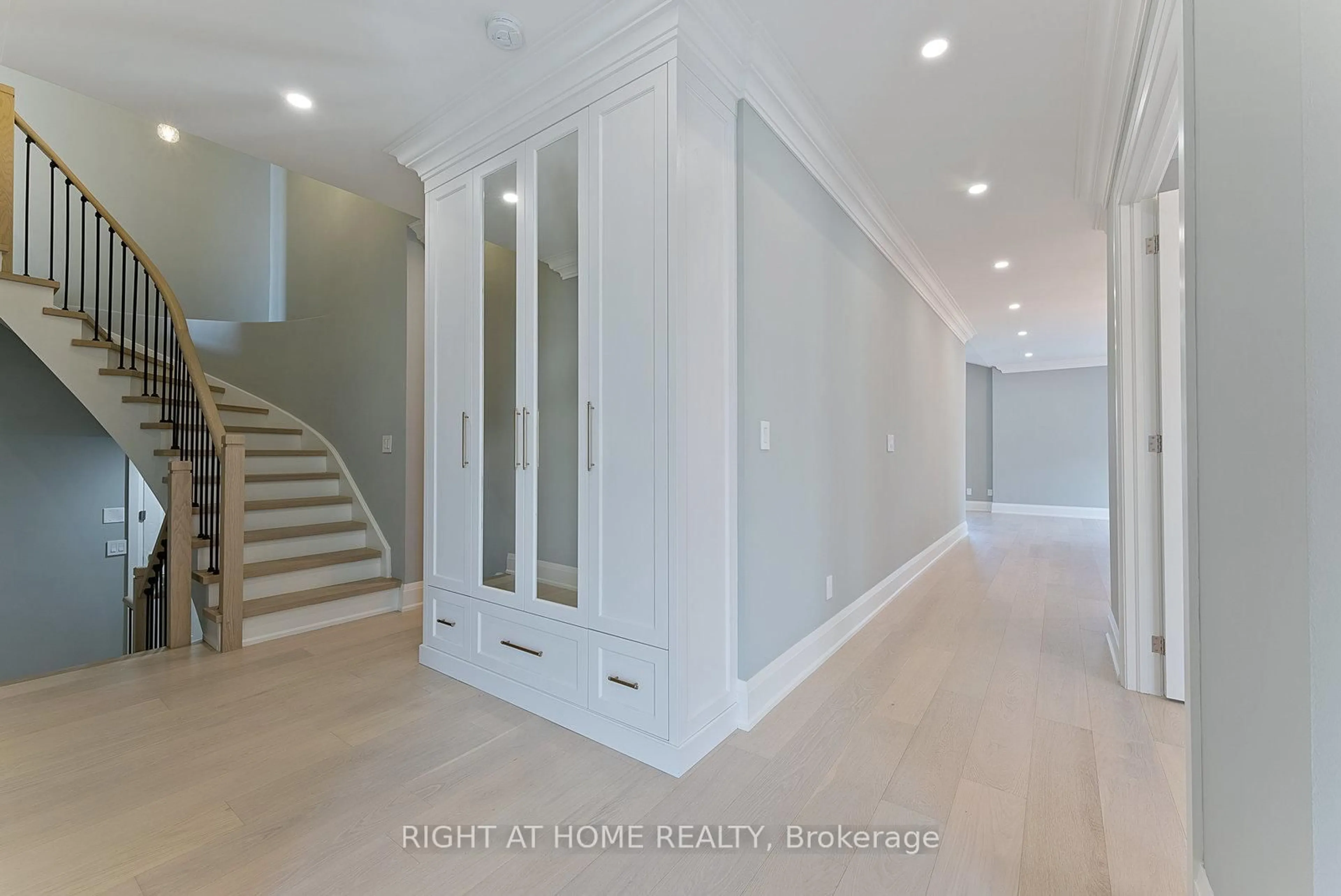 Indoor entryway for 10 RIVERWOOD Terr, Caledon Ontario L7E 1S1