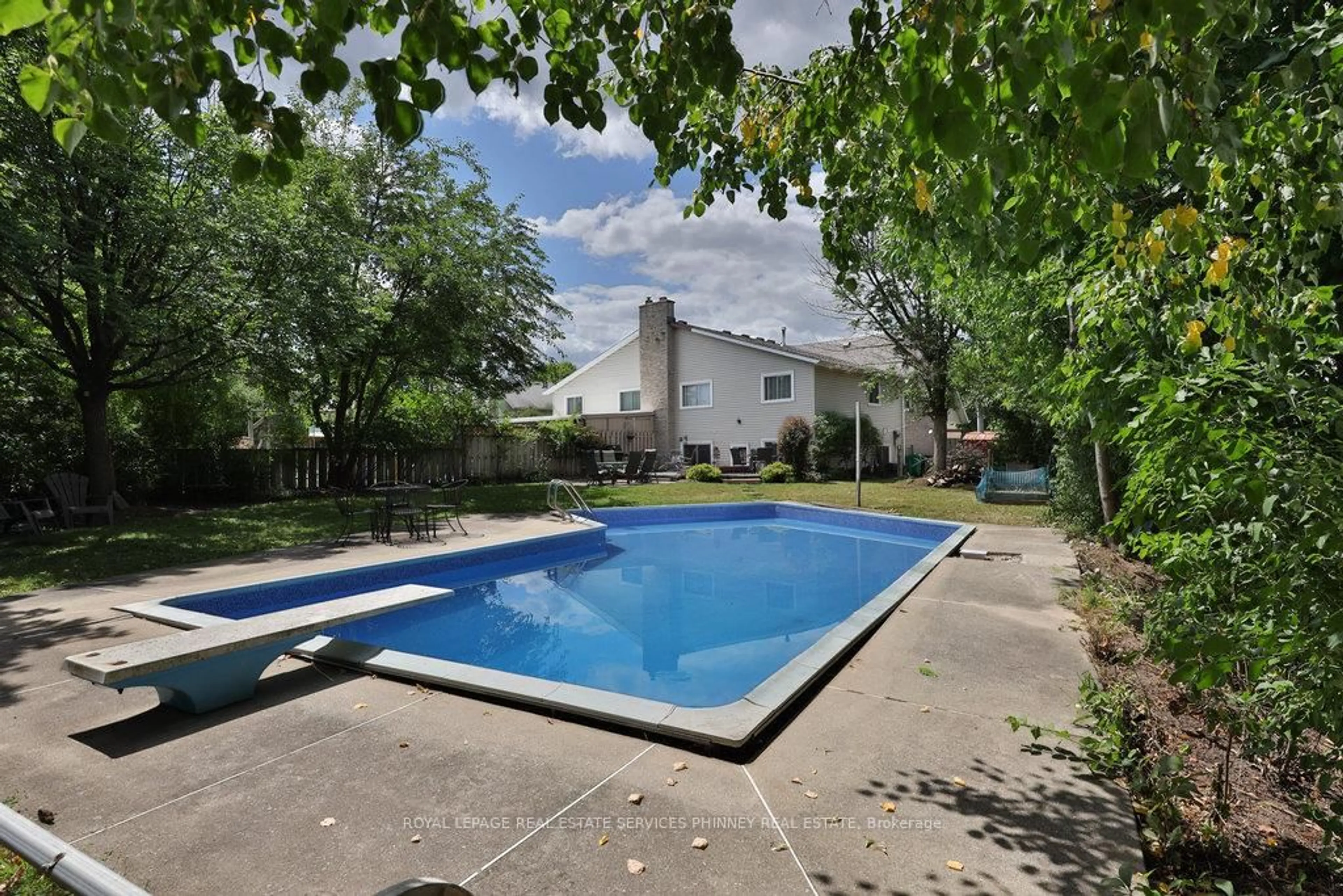 Pool for 2420 Mainroyal St, Mississauga Ontario L5L 1C9