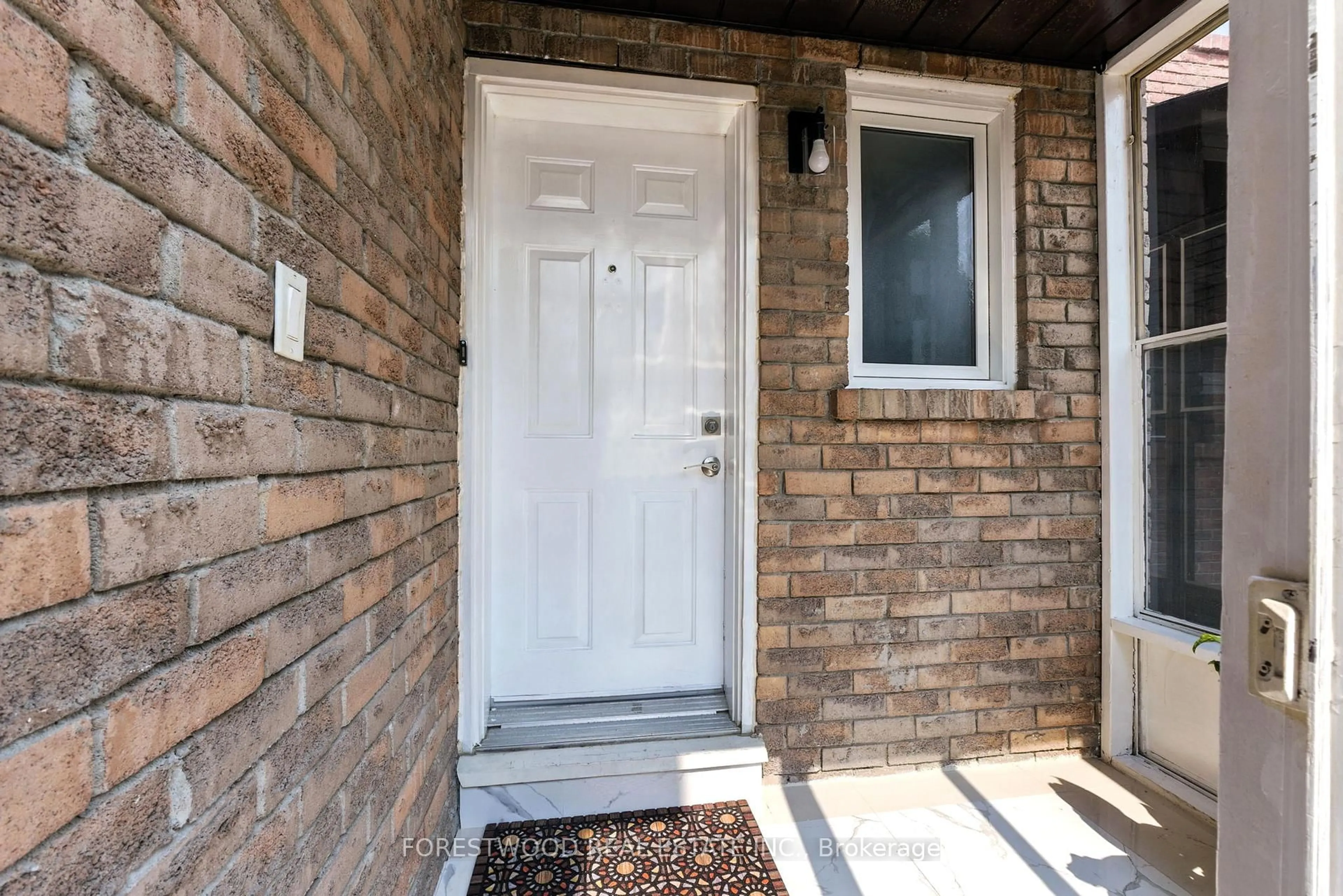Indoor entryway for 1619 Dewberry Cres, Mississauga Ontario L4W 3B6
