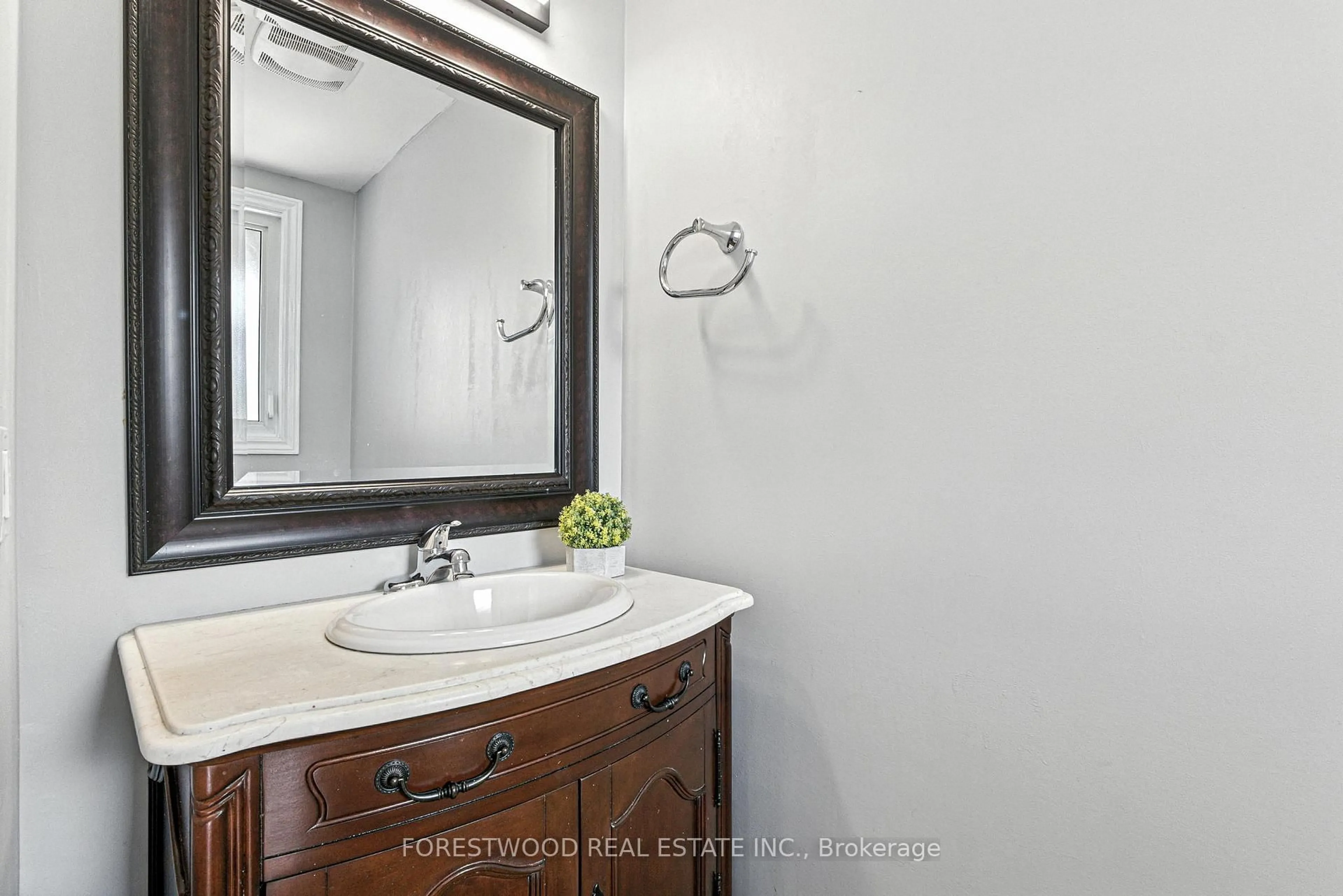 Standard bathroom, ceramic/tile floor for 1619 Dewberry Cres, Mississauga Ontario L4W 3B6