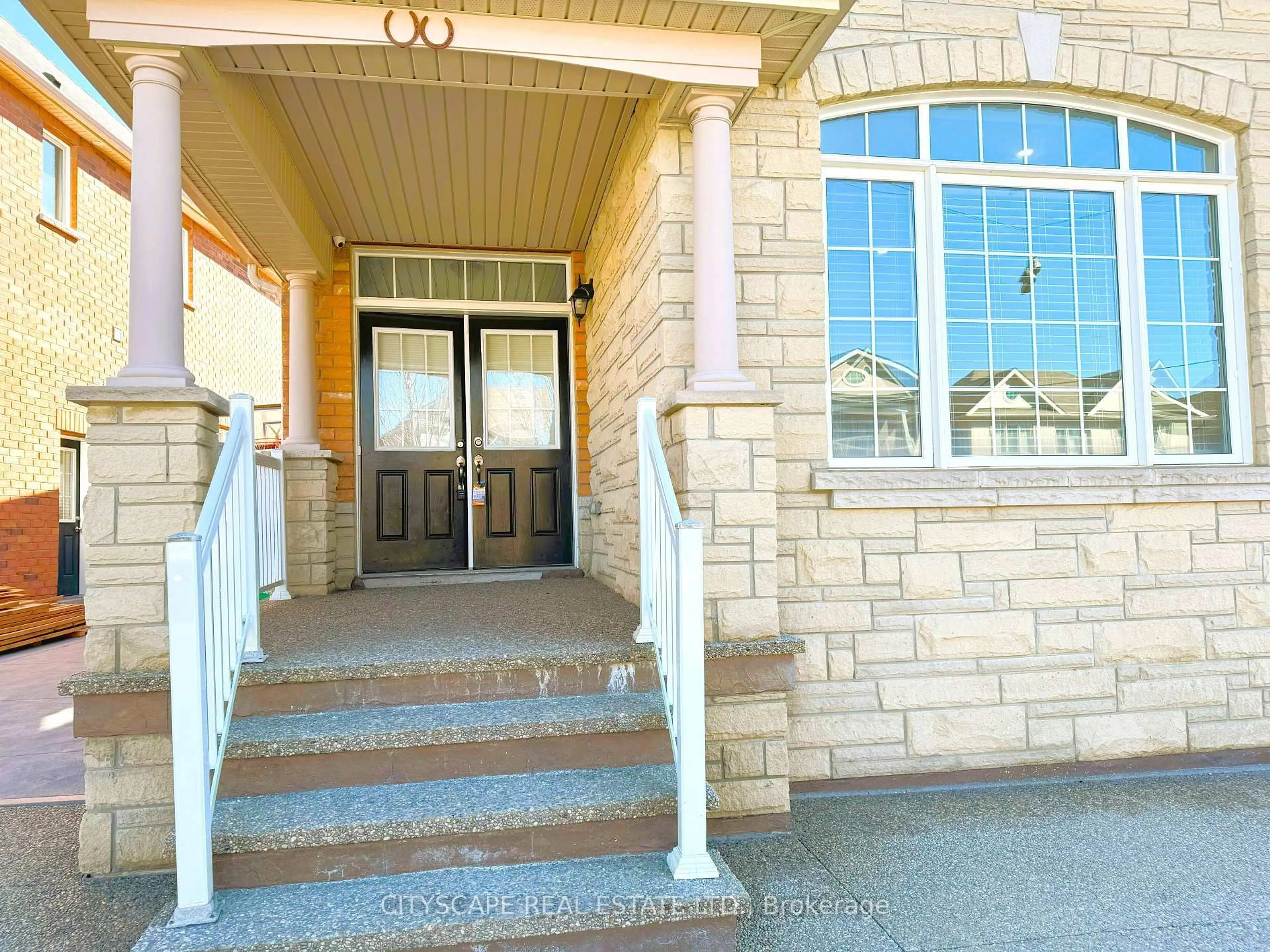 Indoor foyer for 7 Attraction Dr, Brampton Ontario L6Y 2Z8