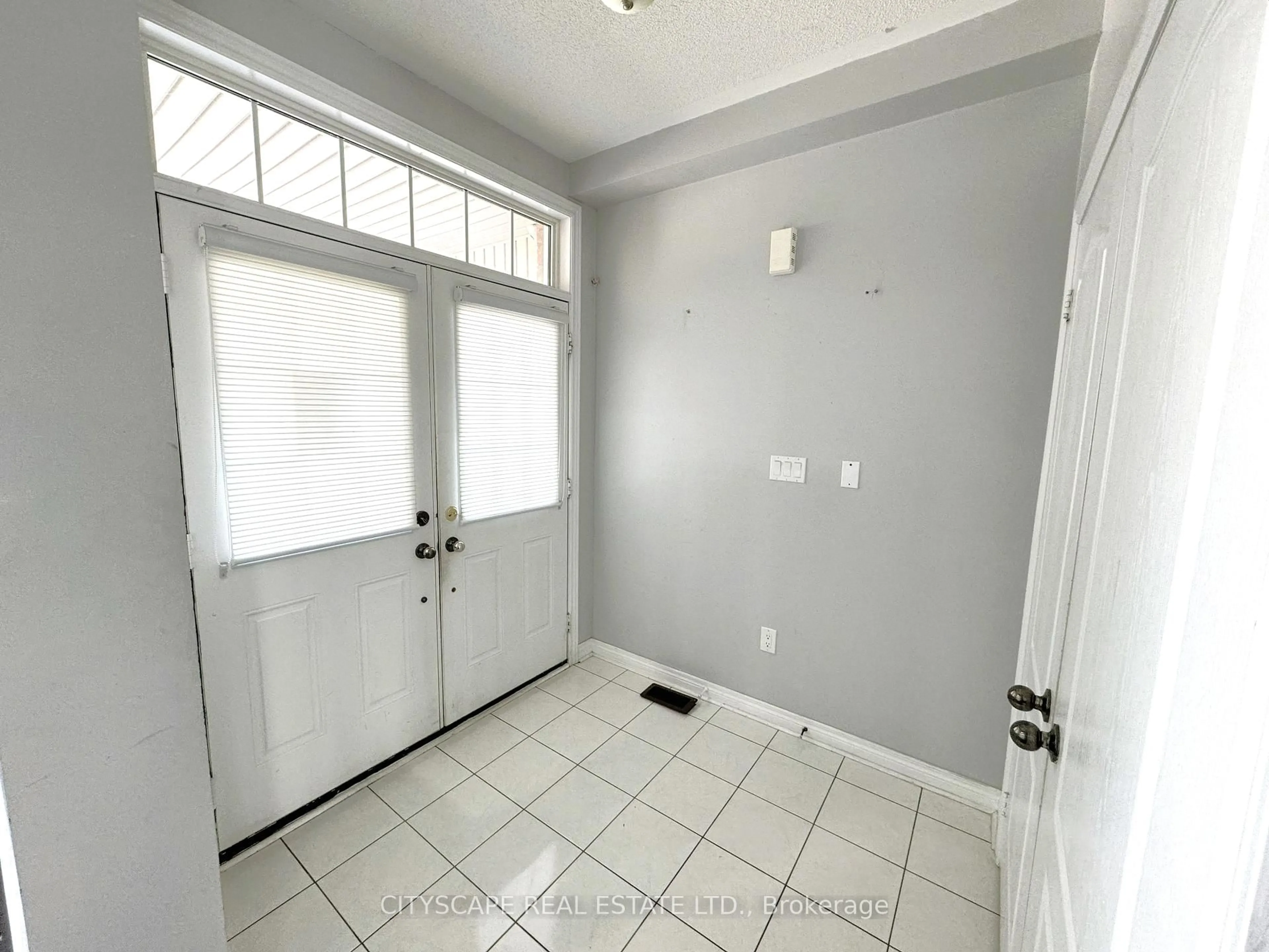 Indoor entryway for 7 Attraction Dr, Brampton Ontario L6Y 2Z8
