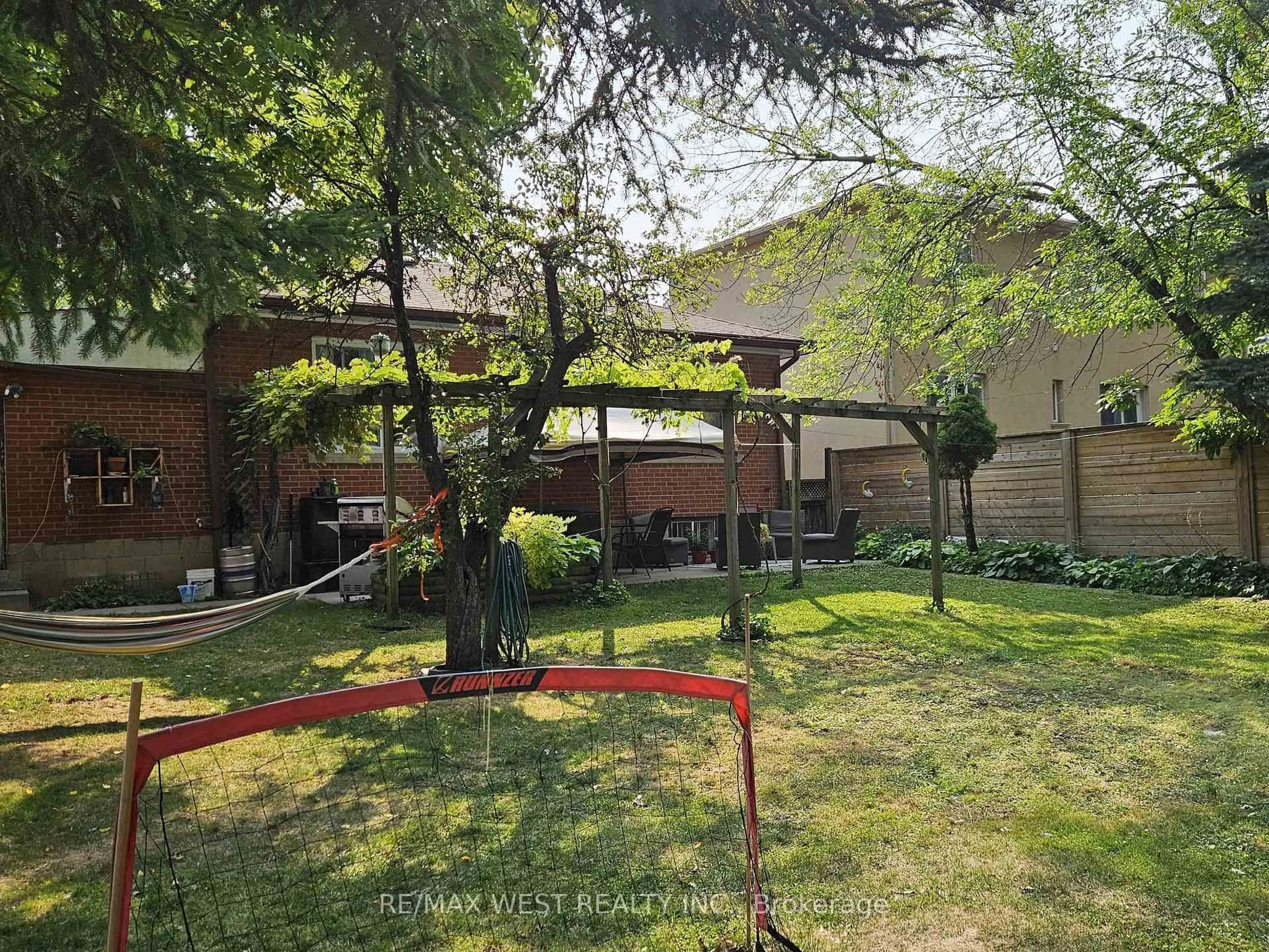 A pic from outside/outdoor area/front of a property/back of a property/a pic from drone, mountain view for 30 Golfwood Hts, Toronto Ontario M9P 3M1