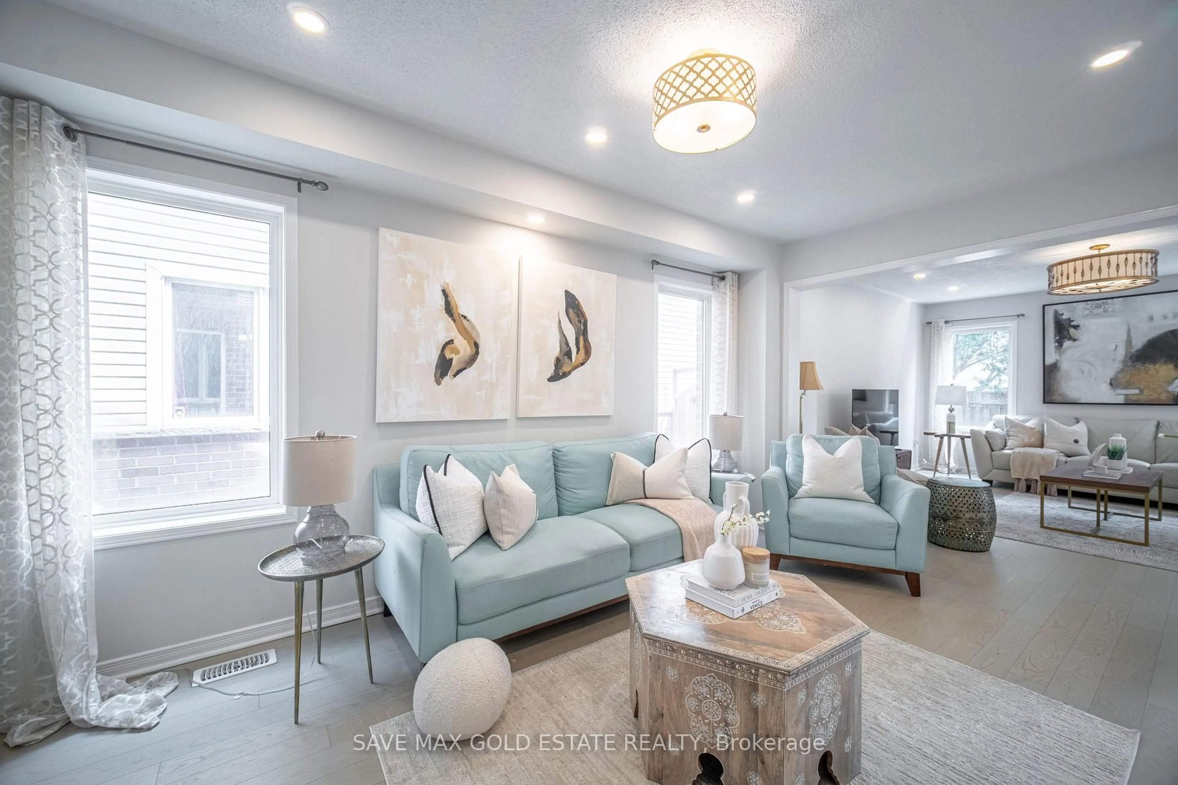 Living room with furniture, unknown for 4830 Verdi St, Burlington Ontario L7M 0H7