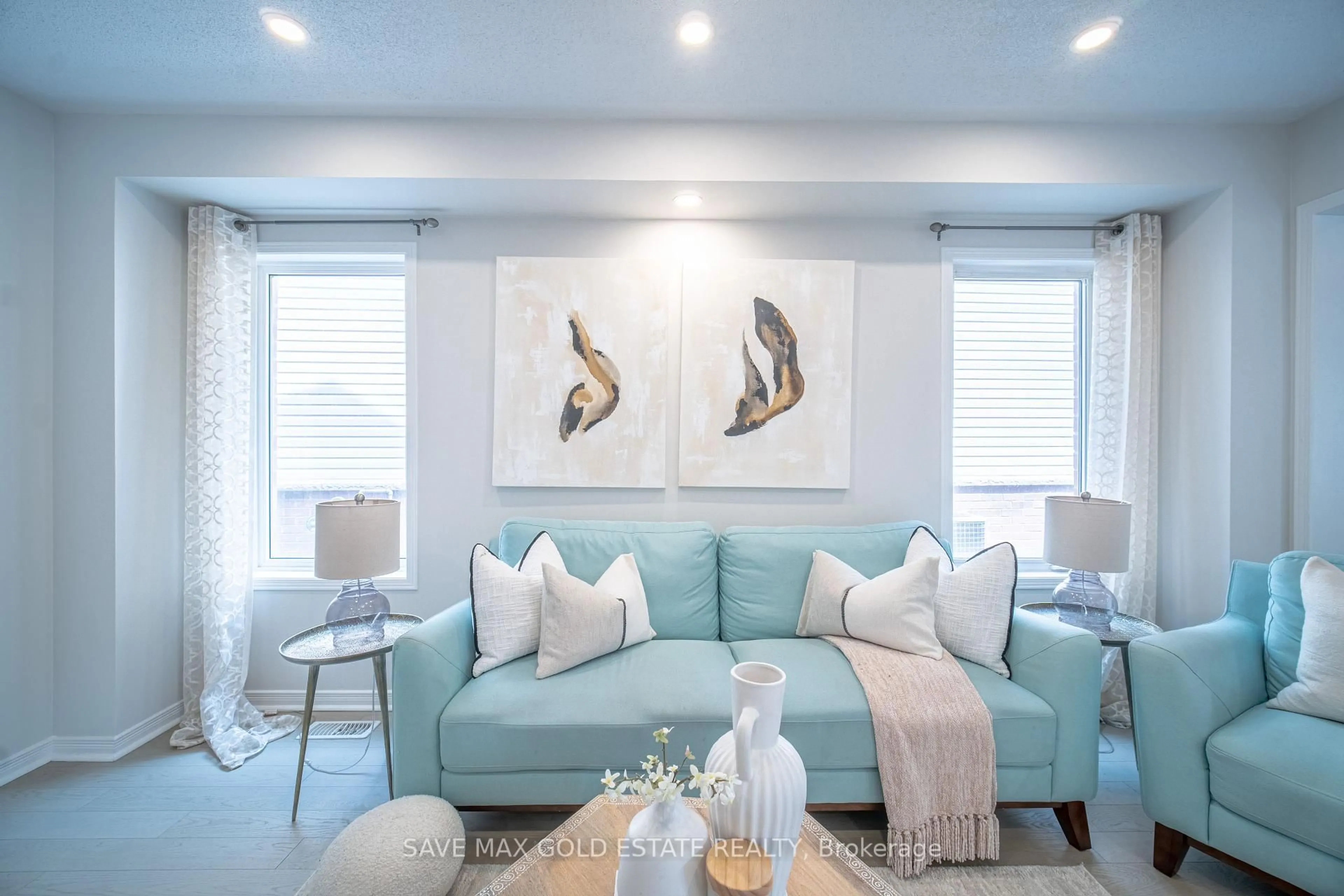Living room with furniture, unknown for 4830 Verdi St, Burlington Ontario L7M 0H7