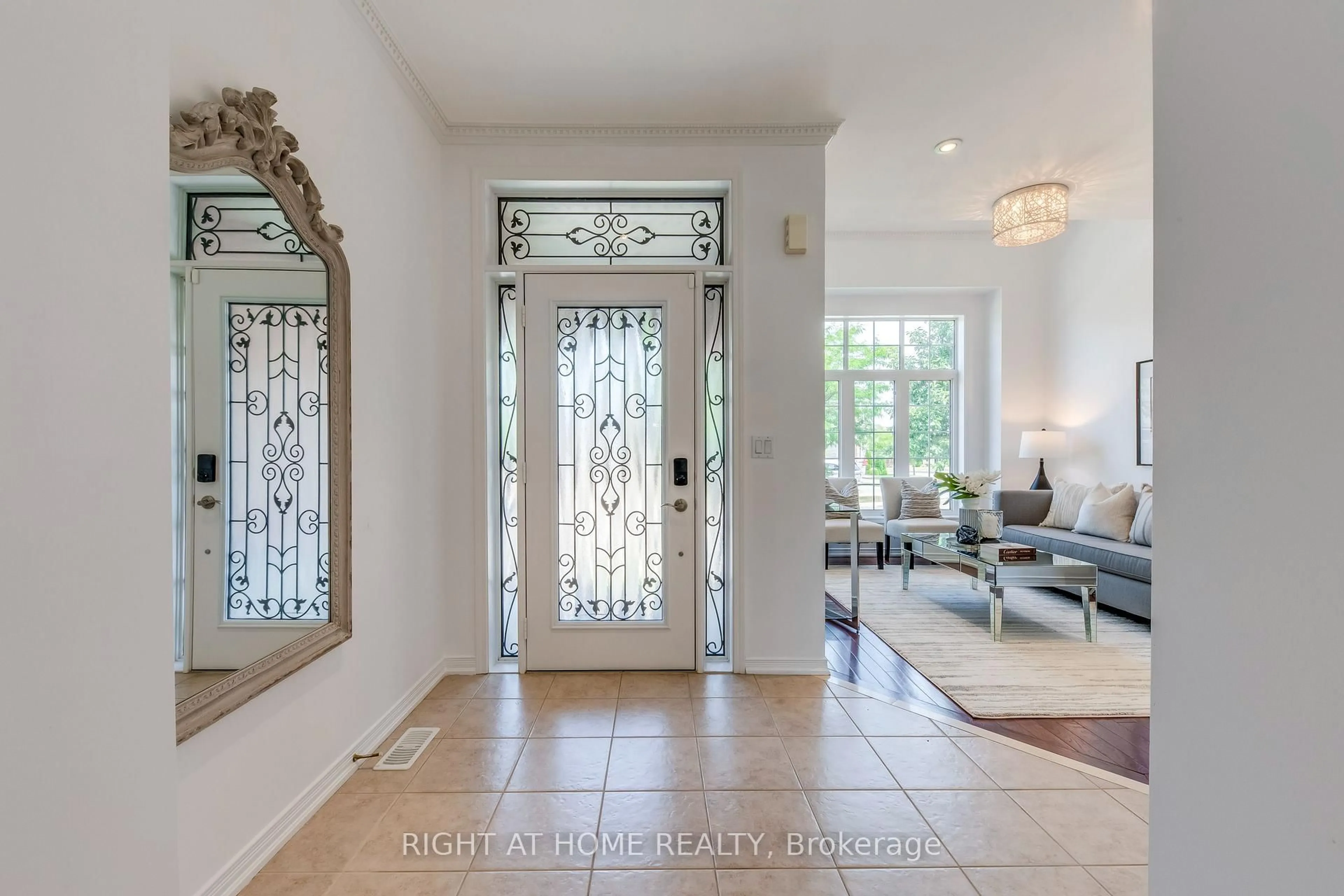Indoor entryway for 4615 Erwin Rd, Burlington Ontario L7M 0L8