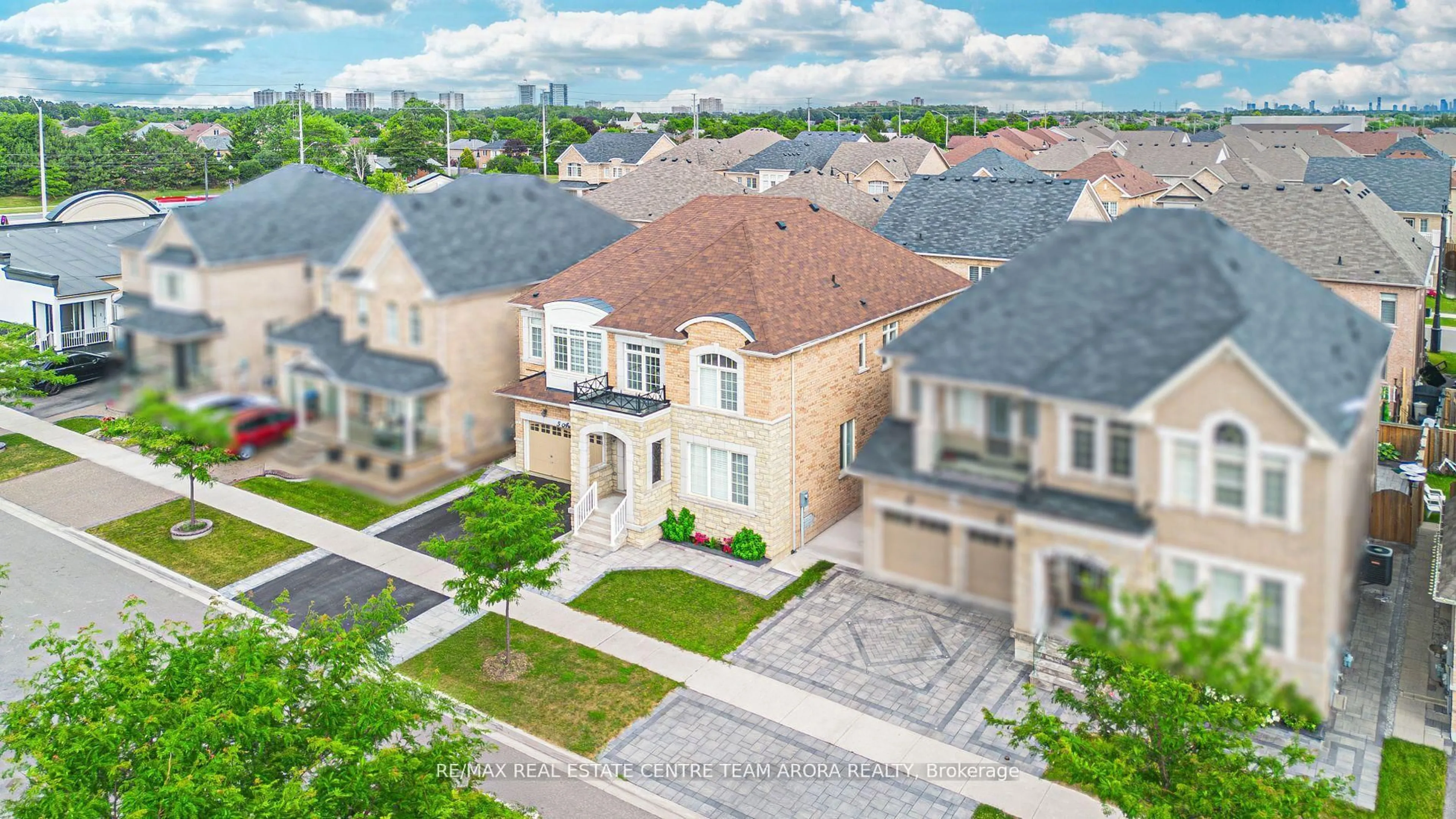 A pic from outside/outdoor area/front of a property/back of a property/a pic from drone, street for 5 Aries St, Brampton Ontario L6Y 5Z2