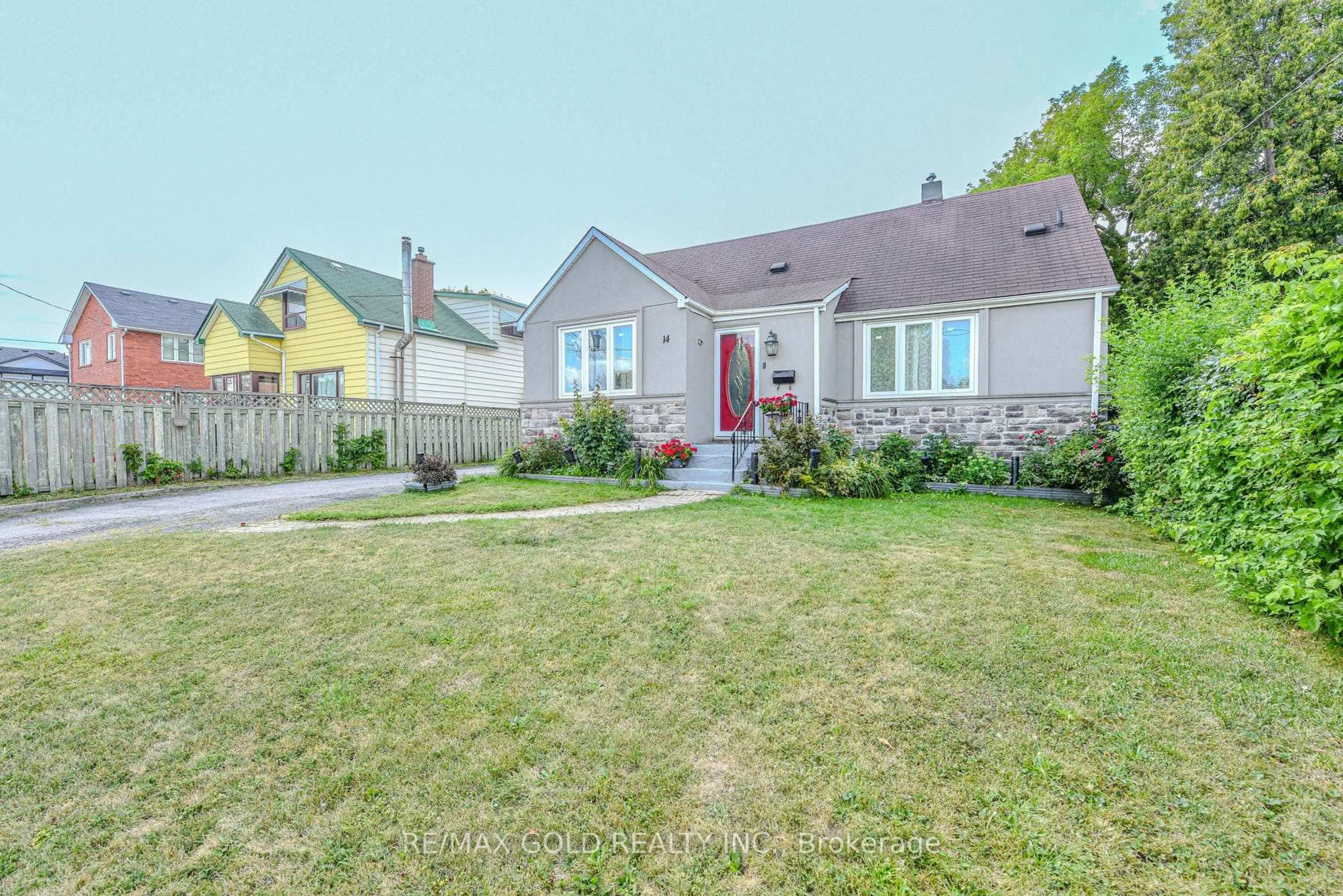 A pic from outside/outdoor area/front of a property/back of a property/a pic from drone, street for 14 Burlington St, Mississauga Ontario L4T 1B7