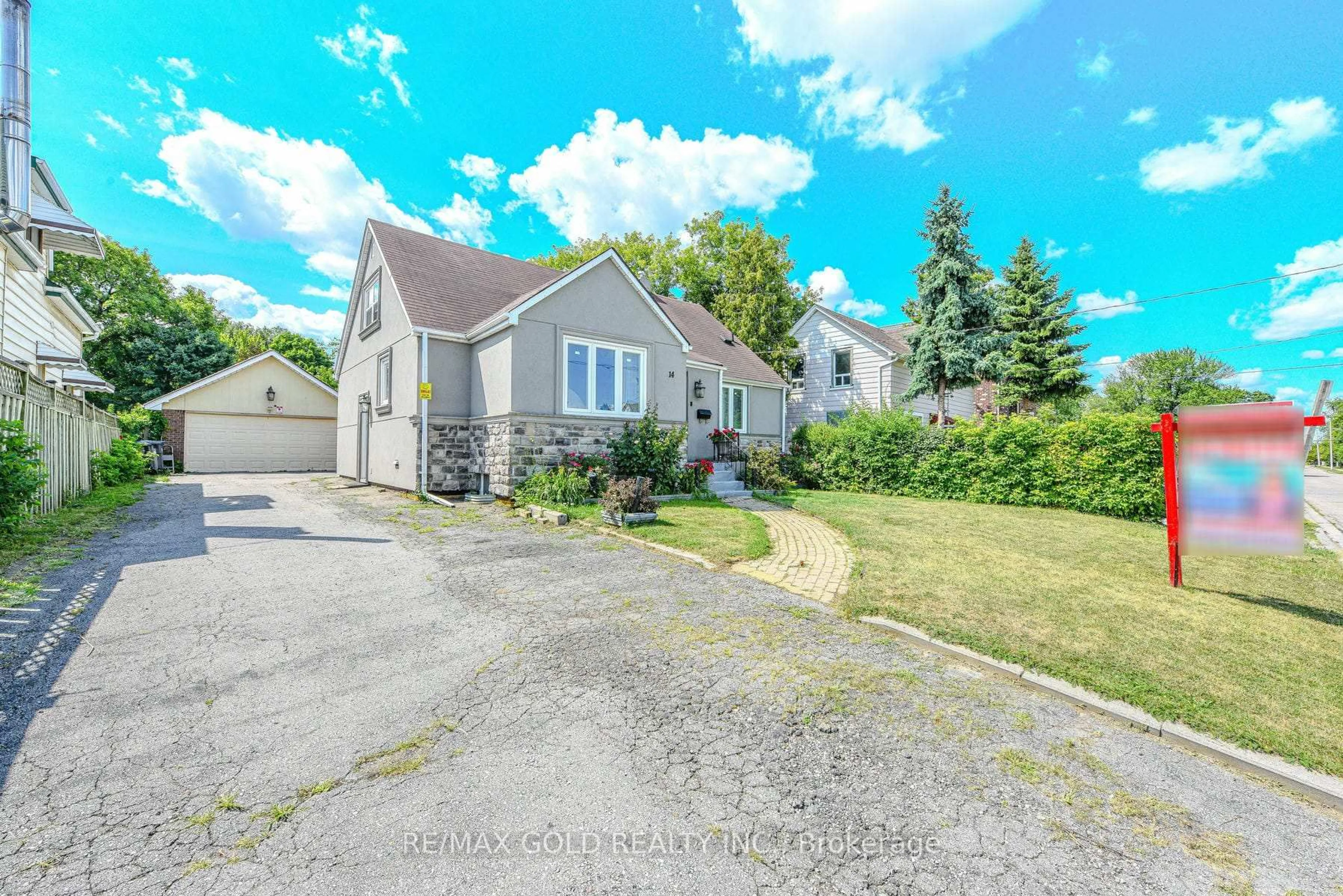 A pic from outside/outdoor area/front of a property/back of a property/a pic from drone, street for 14 Burlington St, Mississauga Ontario L4T 1B7