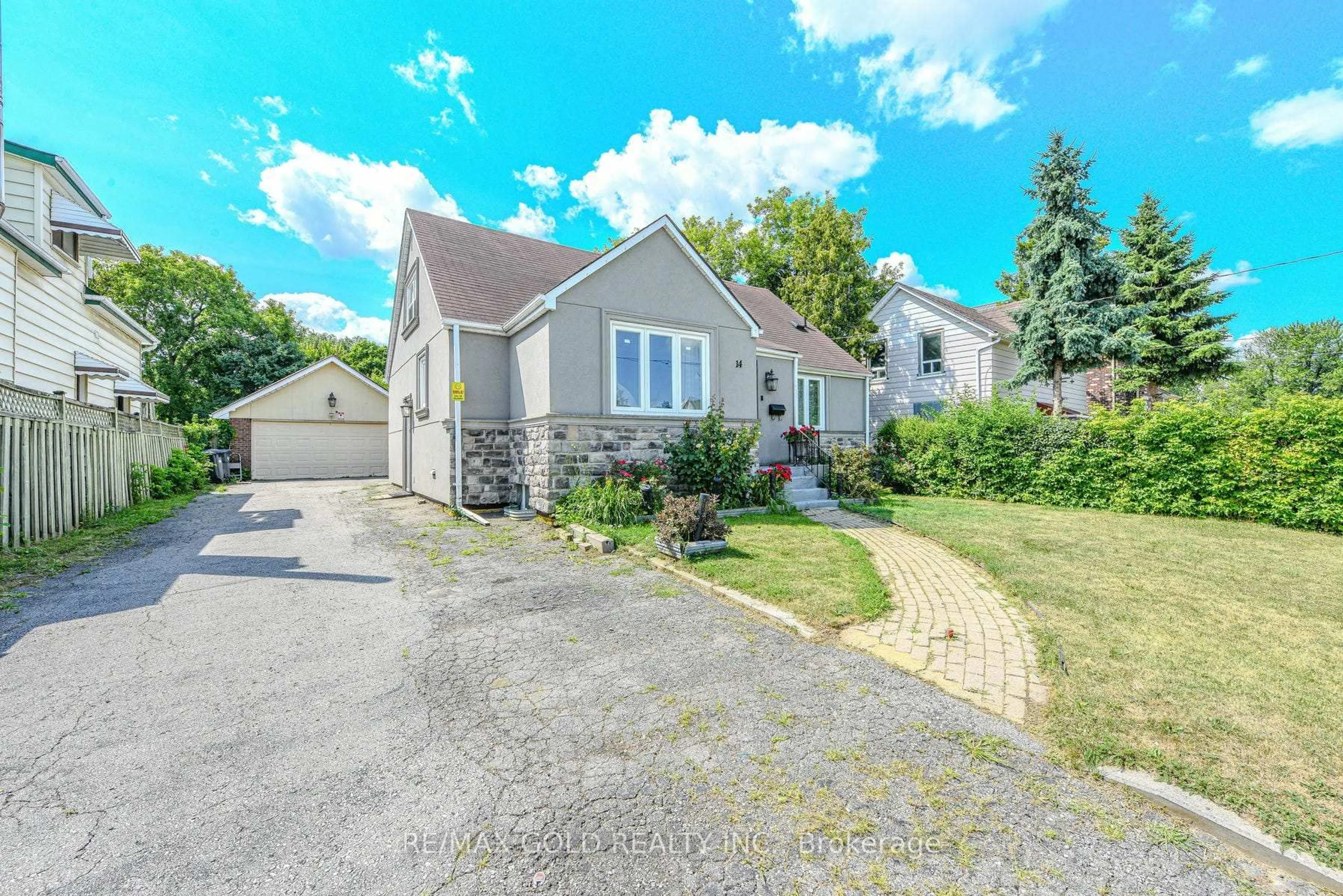 A pic from outside/outdoor area/front of a property/back of a property/a pic from drone, street for 14 Burlington St, Mississauga Ontario L4T 1B7