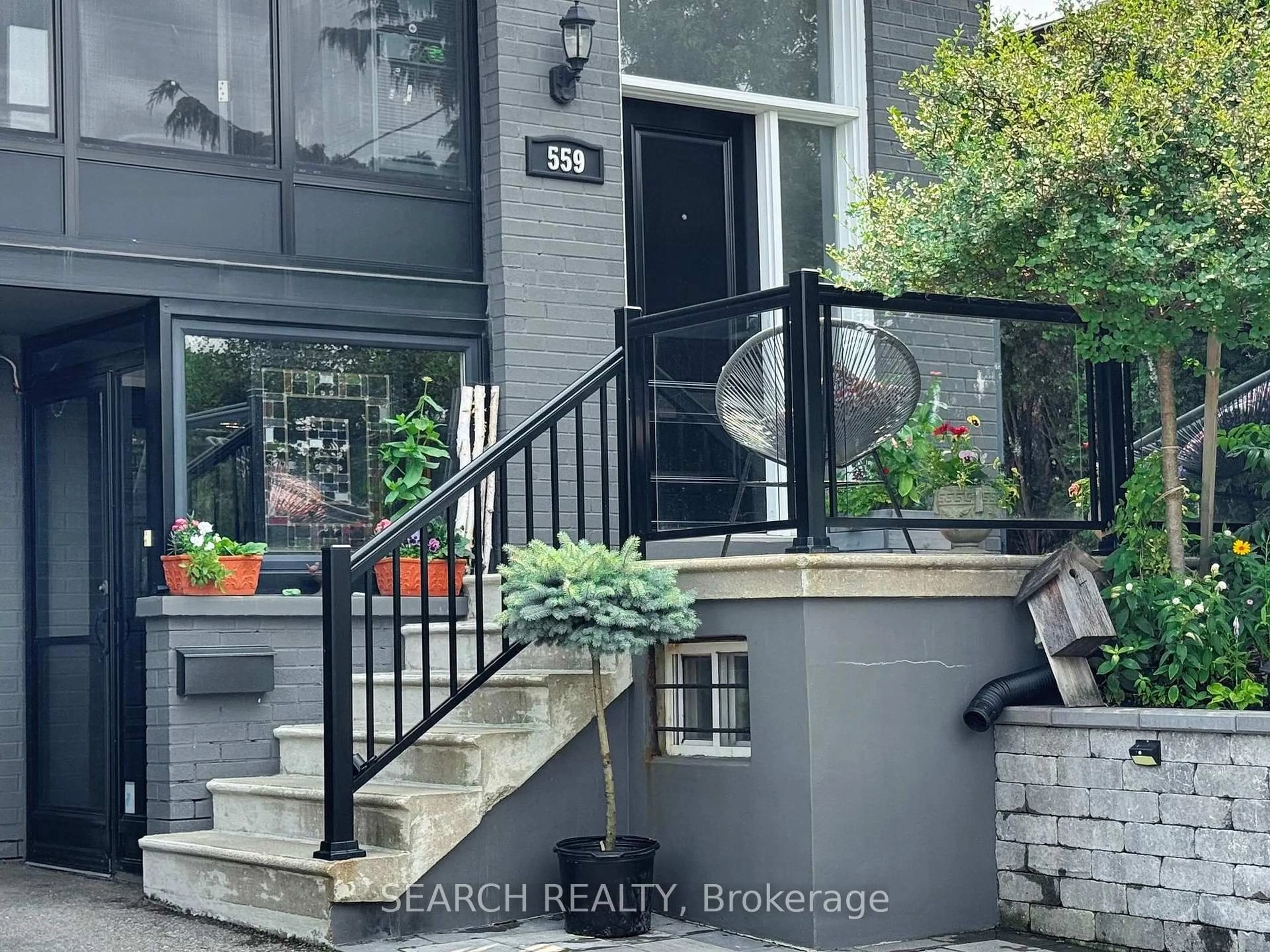 Indoor entryway for 559 Roding St, Toronto Ontario M3M 2A4