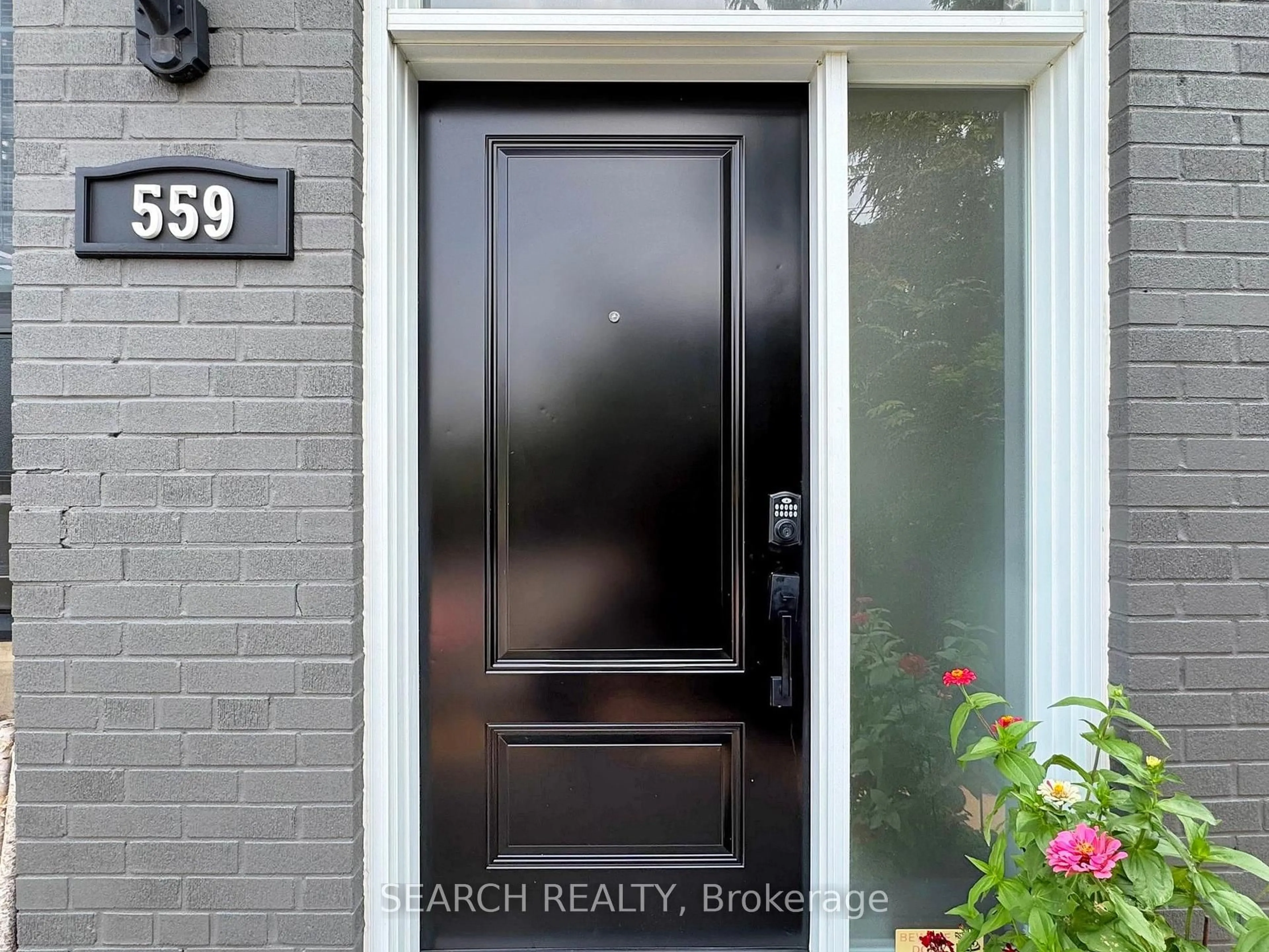 Indoor entryway for 559 Roding St, Toronto Ontario M3M 2A4